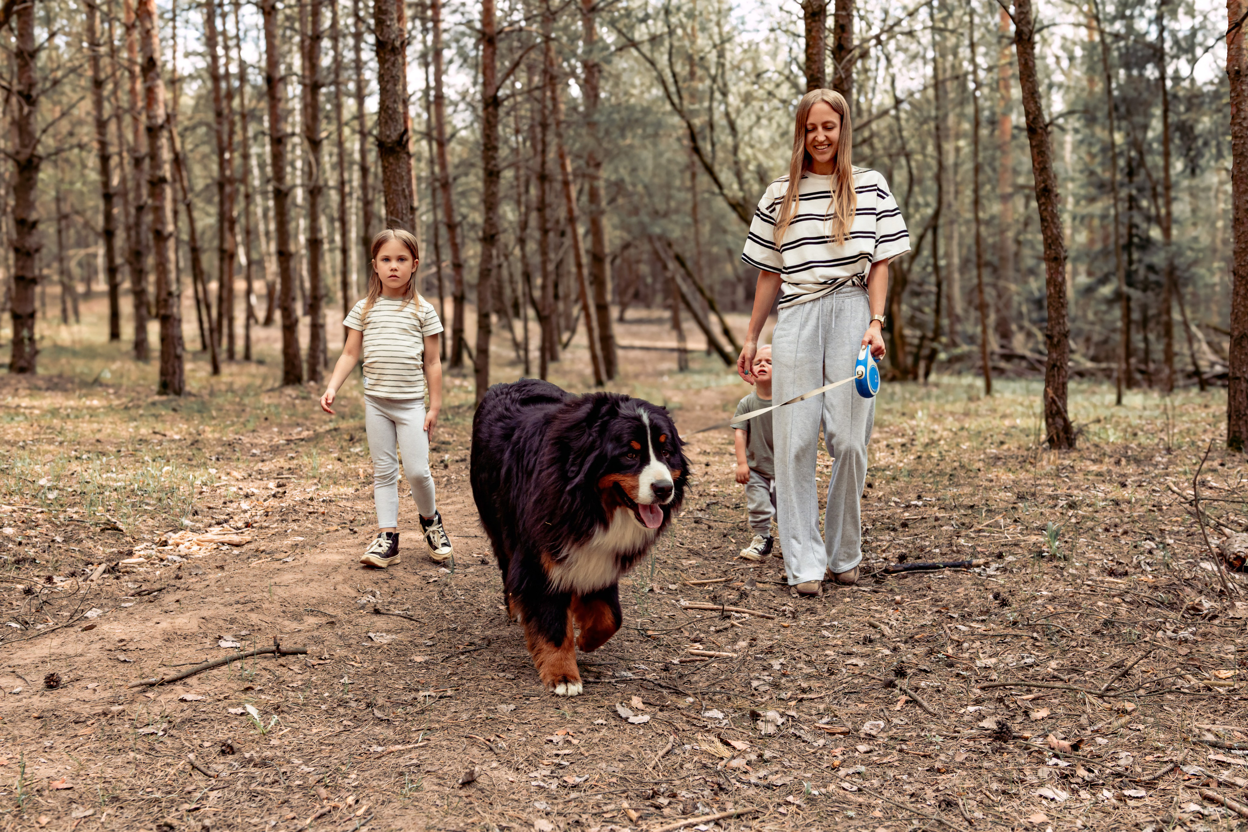 Семейная фотосессия за городом, в лесу , прогулка