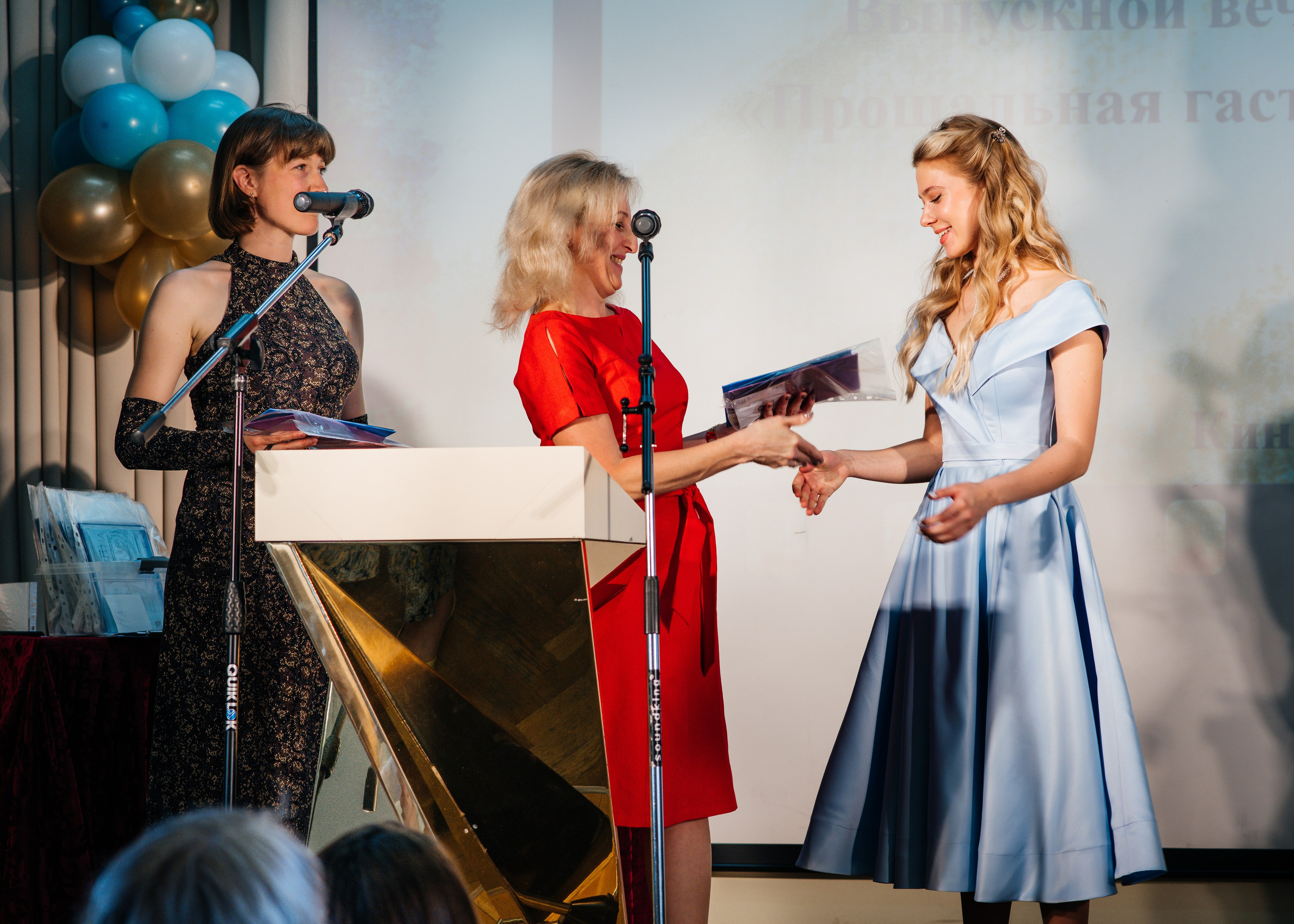 Вручение аттестатов. Выпускные альбомы в Подольске Москве и МО