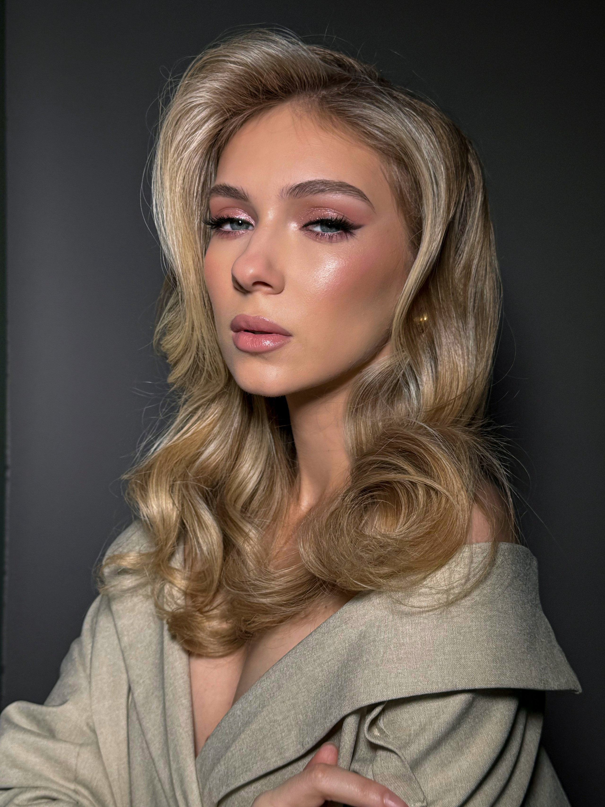 Вечерние образы. Свадебный визажист и стилист по прическам в Москве