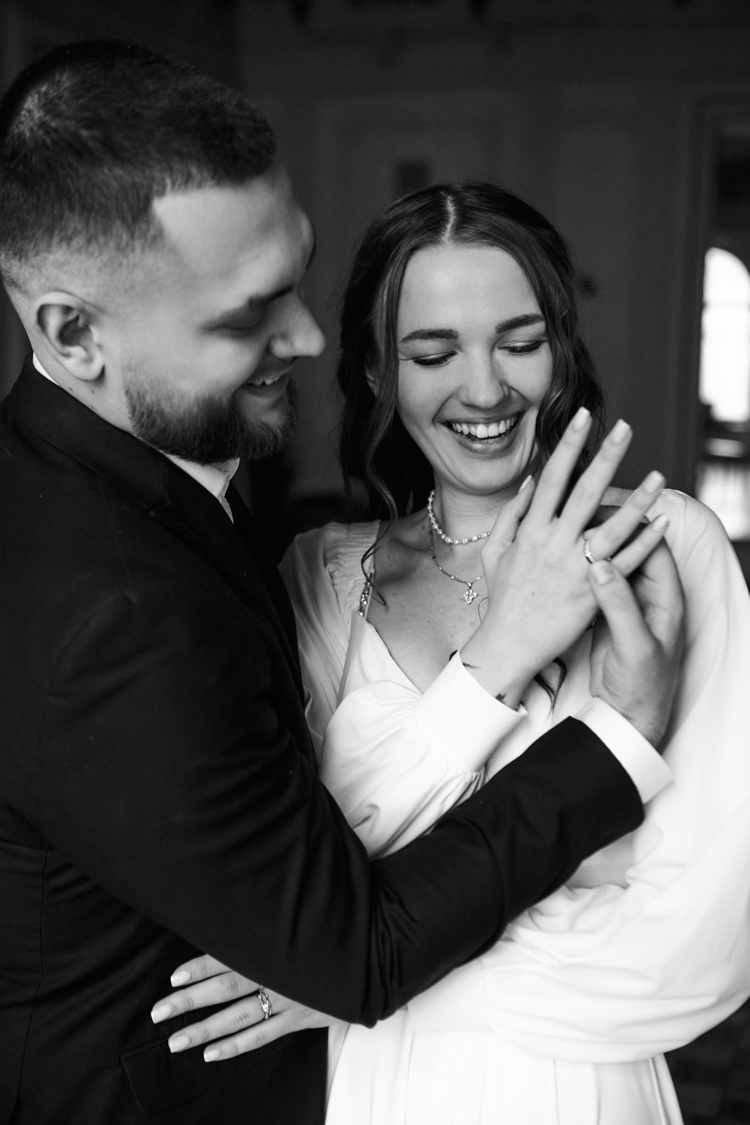 жених надевает кольцо невесте, идеи для фото