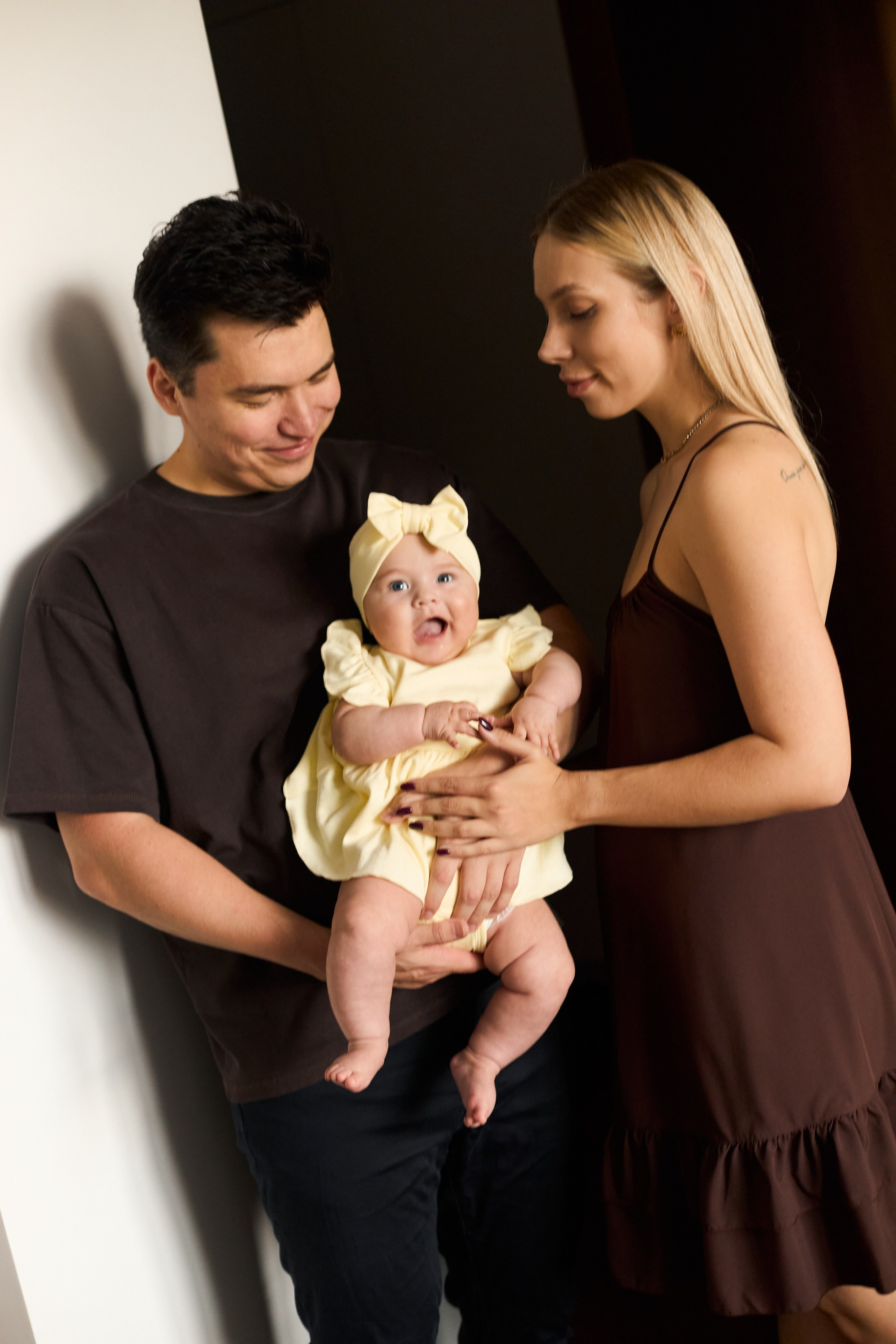 Семейная фотосессия Екатеринбург фотограф семейный фотосет в студии дома Екб заказать цена съемка детей родителей фотосъемка семьи Екб. Фотограф Екатеринбург Анастасия Жерновская | Маркетплейсы и нейрофото