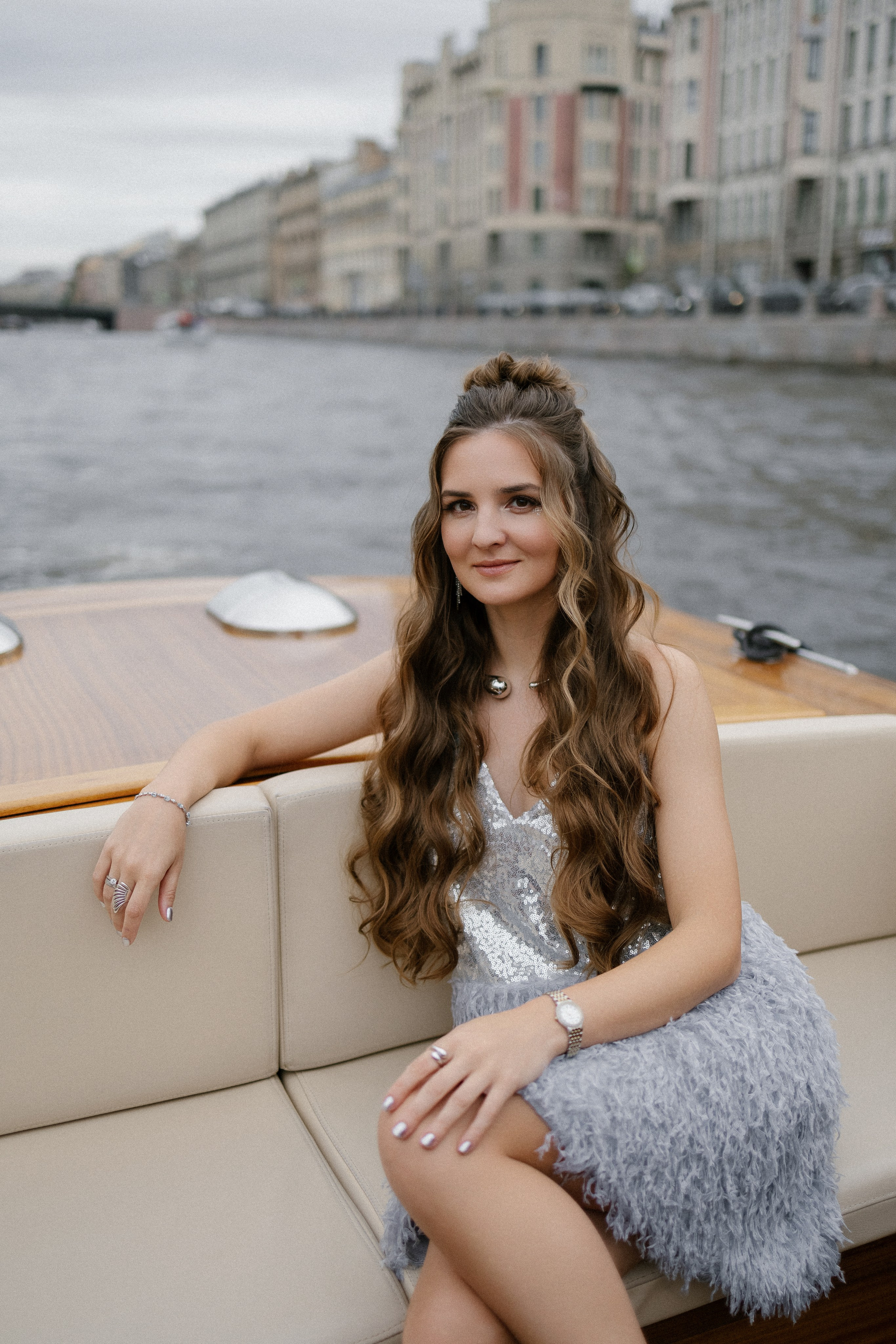 Прогулка на венецианском катере. Свадебный фотограф в Санкт-Петербурге Ксения Кобышева