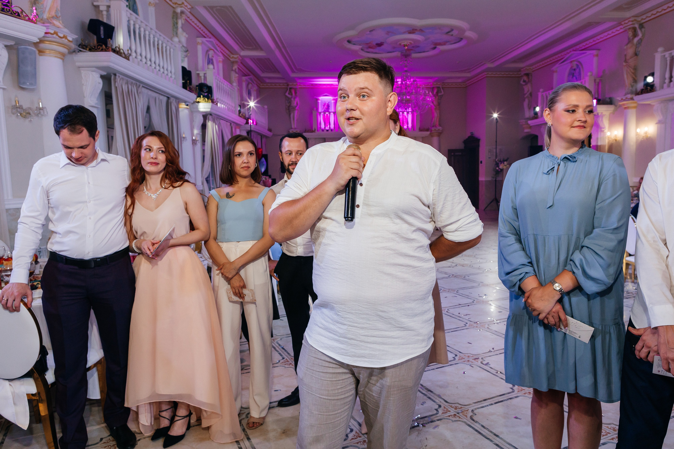 Трогательная выездная церемония в уютном ресторане. Олег Сверчков | Свадебный фотограф Вологда