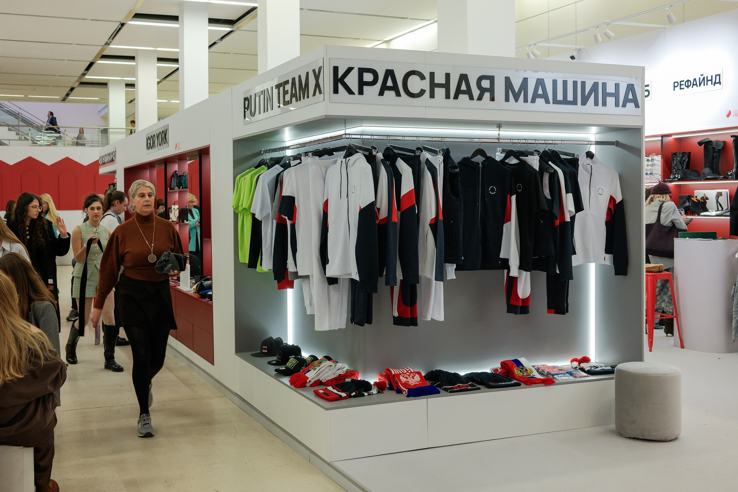 Репортажная съёмка показов моды. Профессиональный фотограф в Москве Захар Ишутин