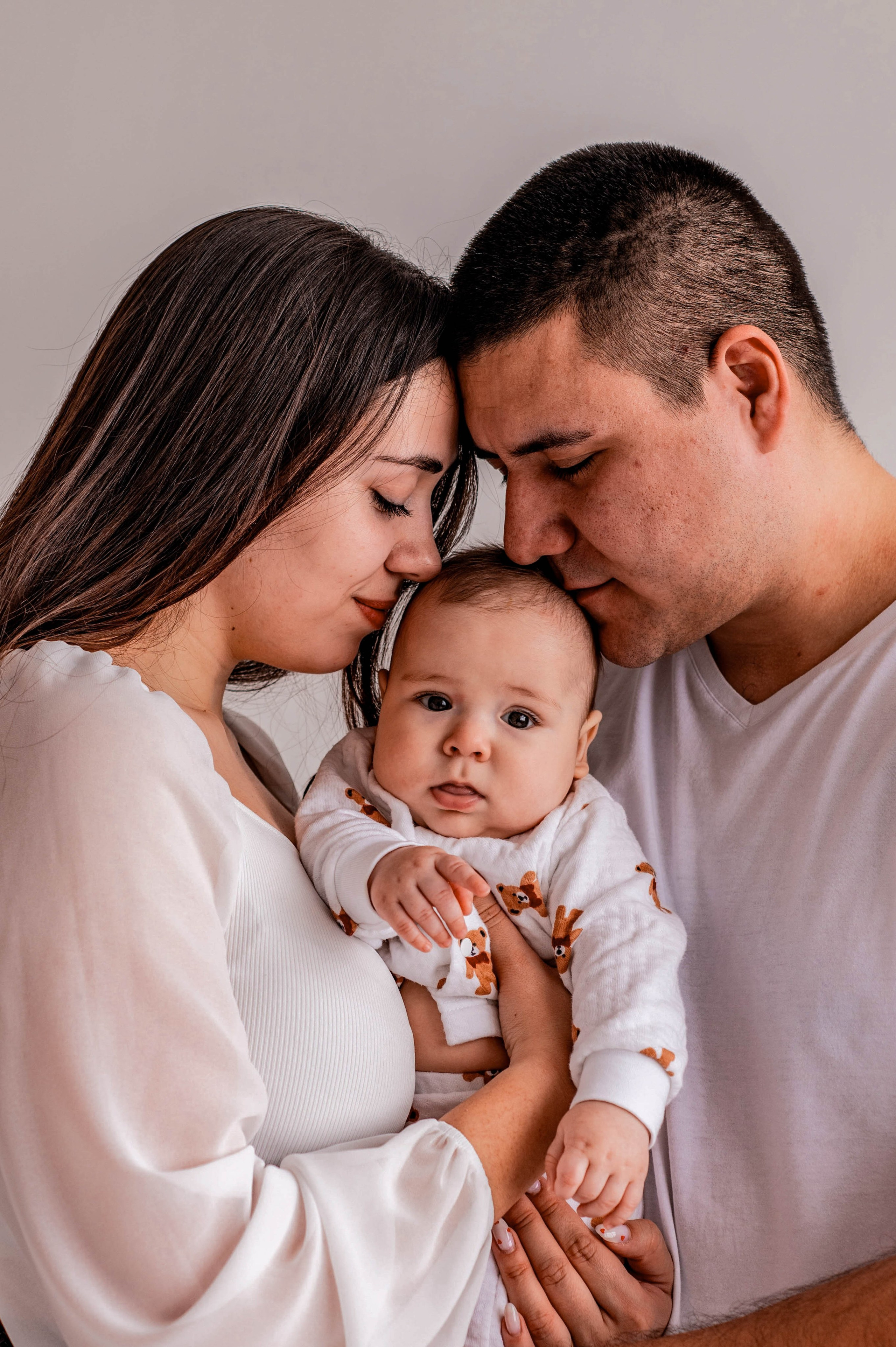 Алина и Кирилл с малышом. Семейный и свадебный фотограф в Абакане Юлия Су