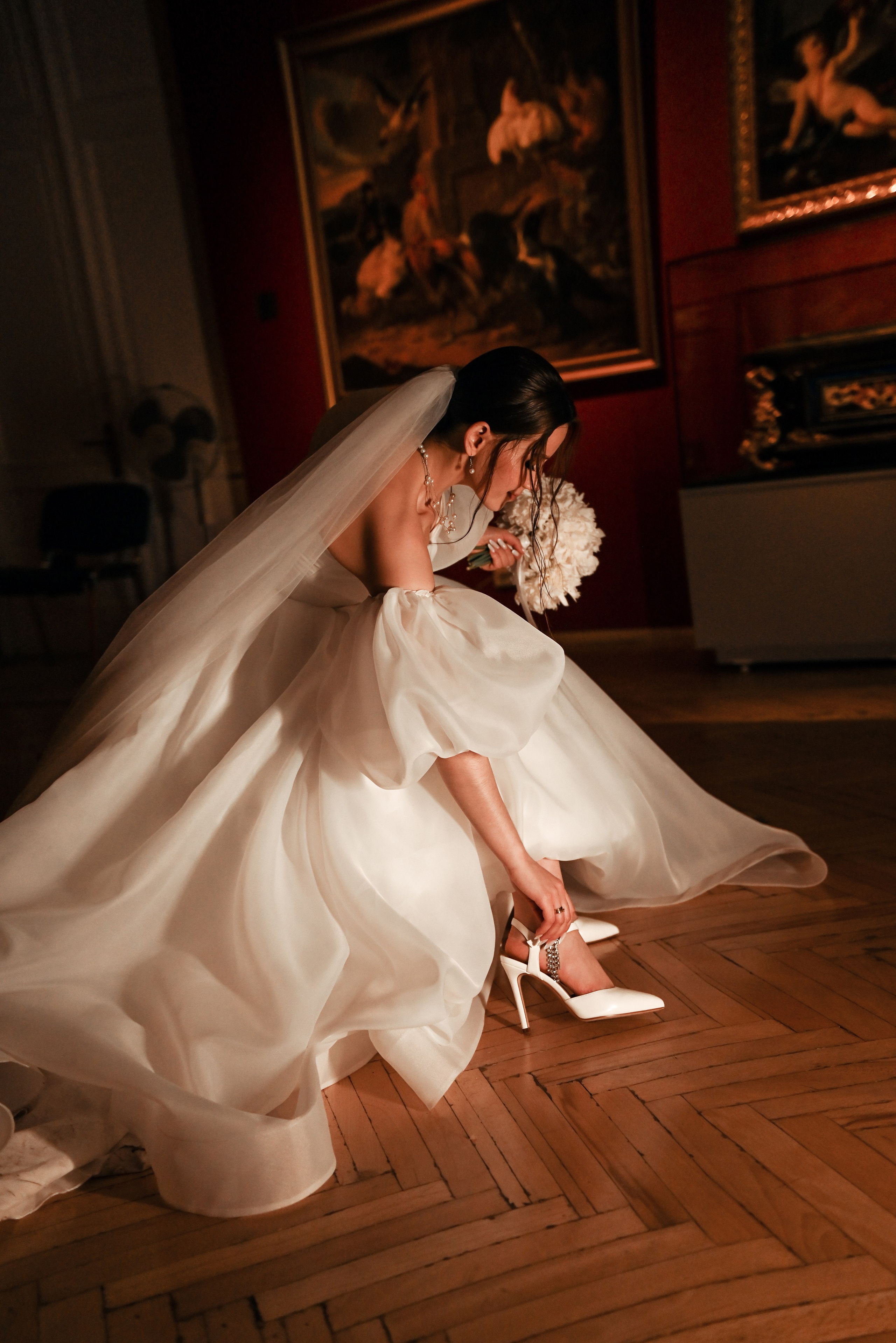 Небольшая свадебная серия в музее и прогулкой под дождем Эльмиры и Ризата. Свадебный, семейный, детский, контент фотограф в Омске Максим Ильин