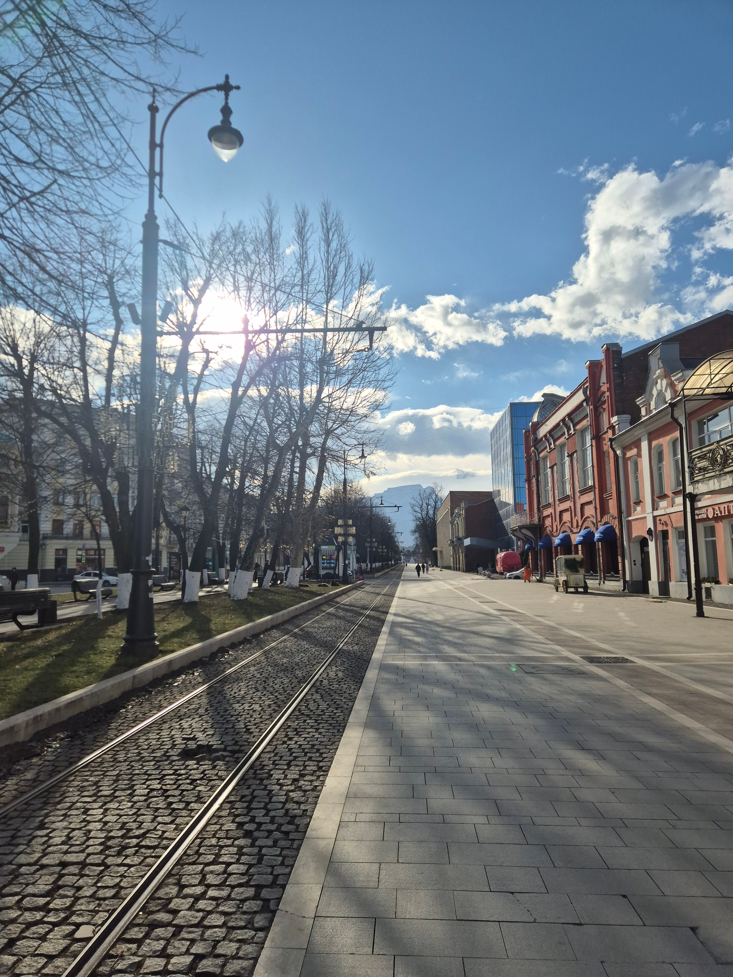 В 6 утра добрадлись до Владикавказа. Все читают прогнозы, все кто плданировал уезжать 9, 10 или 11 поехали вечером 8-го.