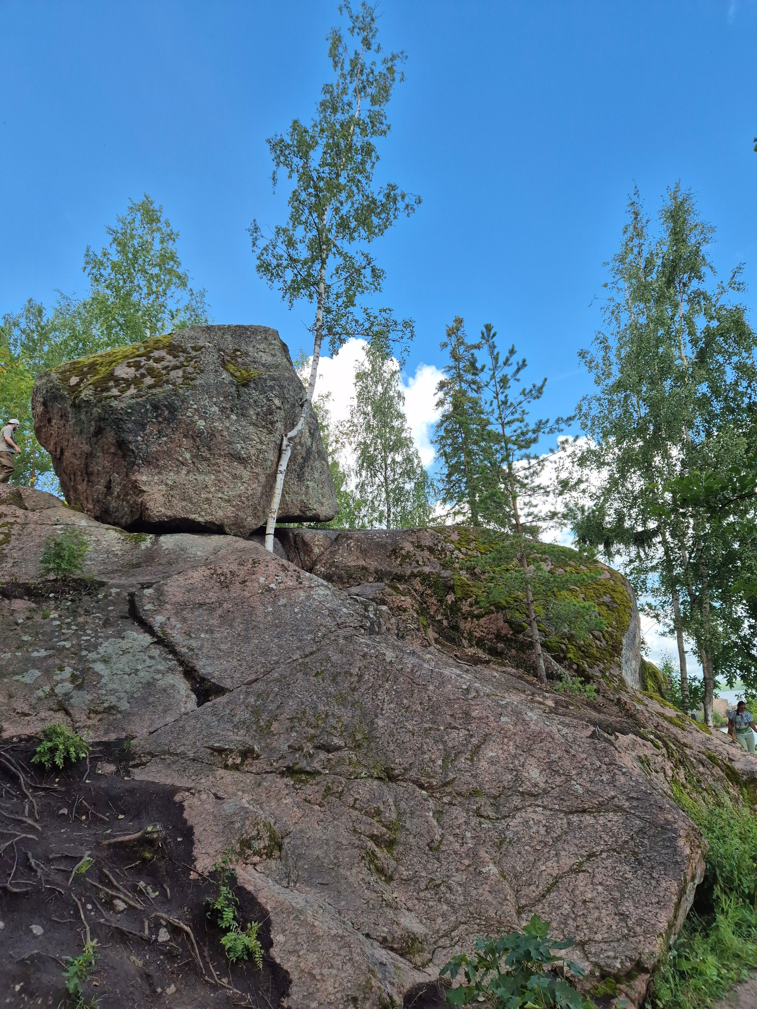 скальные породы, отшлифованные ледниками (падающий камень)