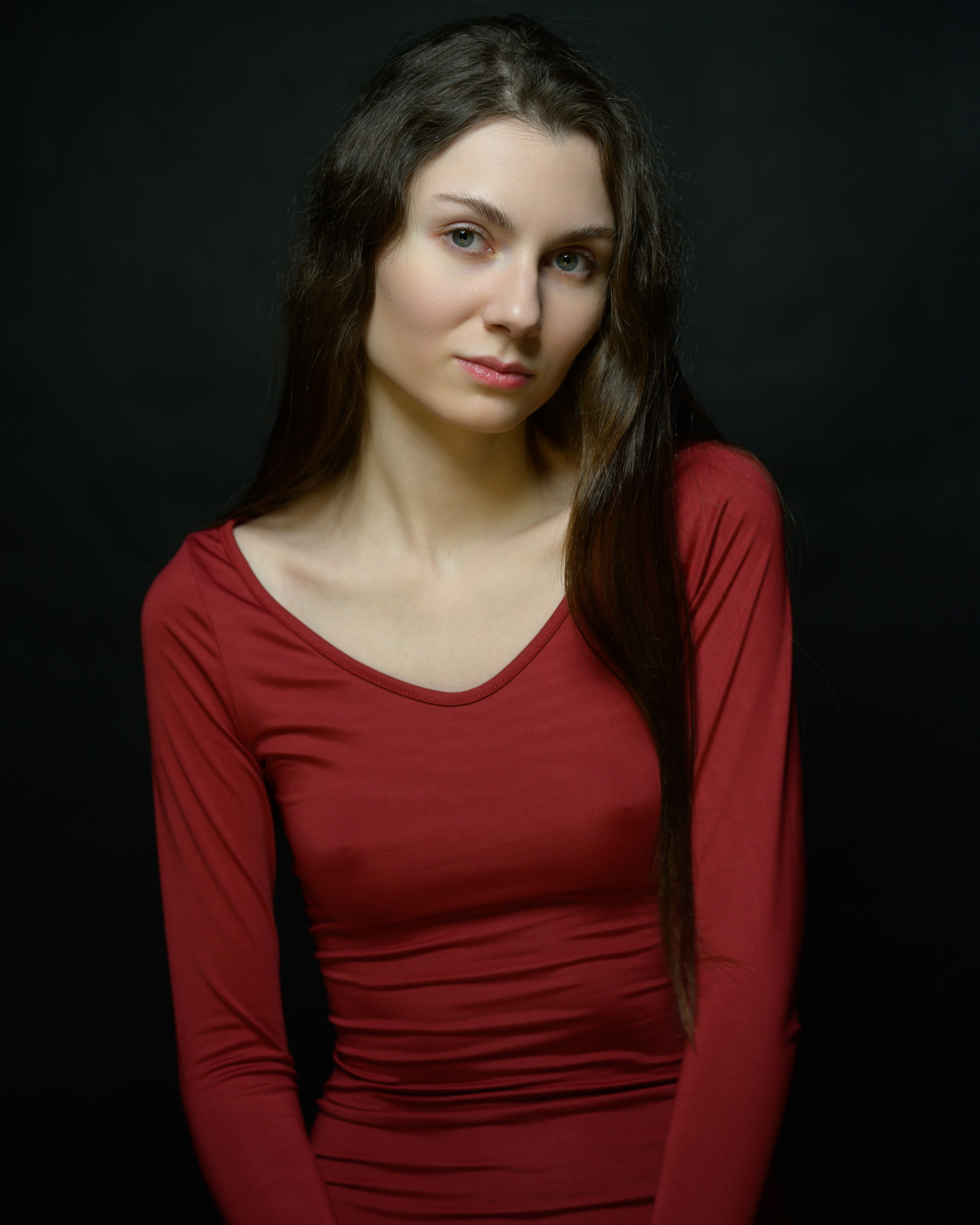 Девушка в красном платье. Фотосъемка в студии с постоянным светом. 