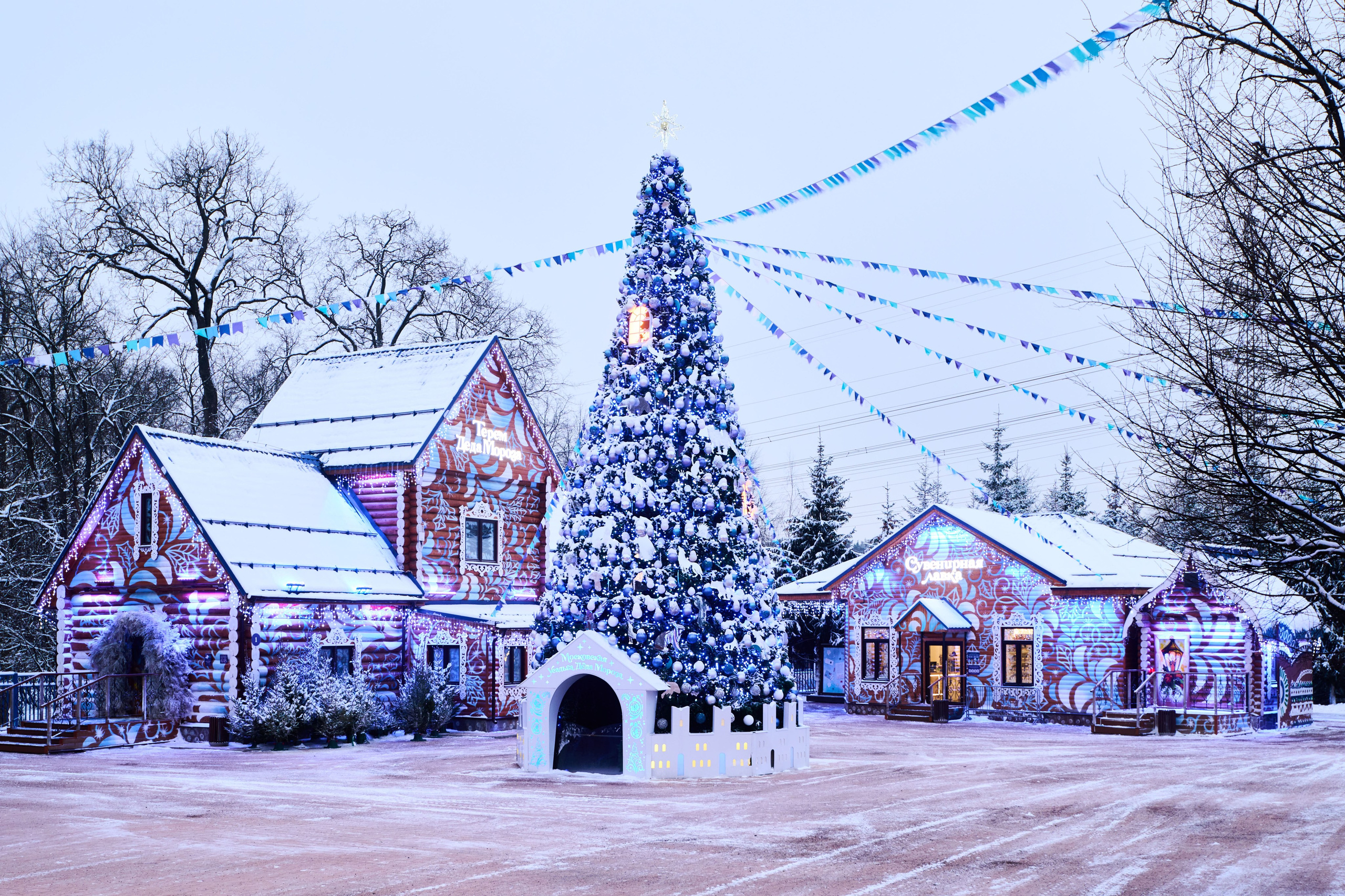 Терема Усадьбы Деда Мороза вечером. Никита Хохловский фото и видео продакшн