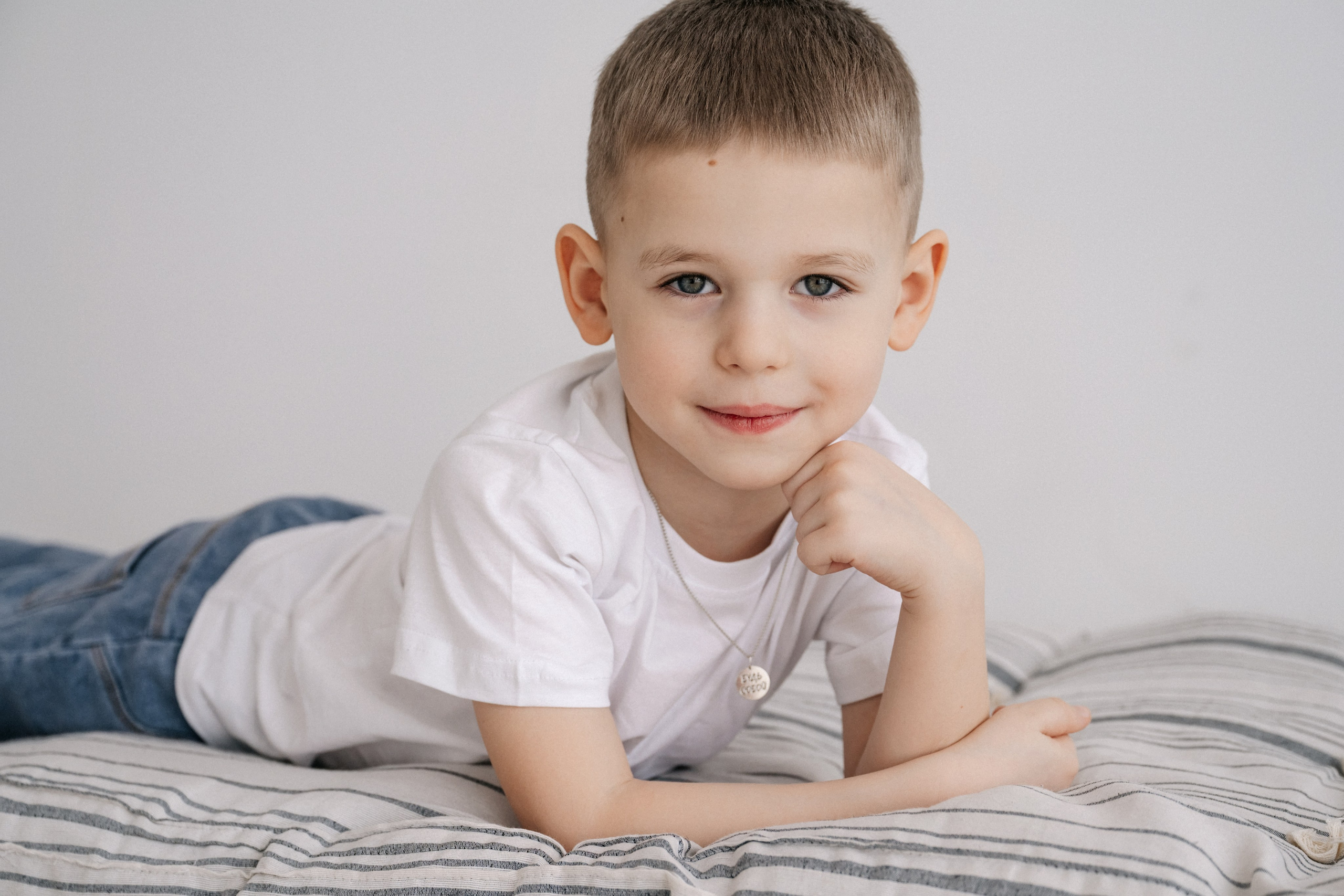 Семейная фотосессия мамы с сыновьями в фотостудии в Королёве. Свадебный и семейный фотограф Виктория Носачёва. Щелково, Москва и МО