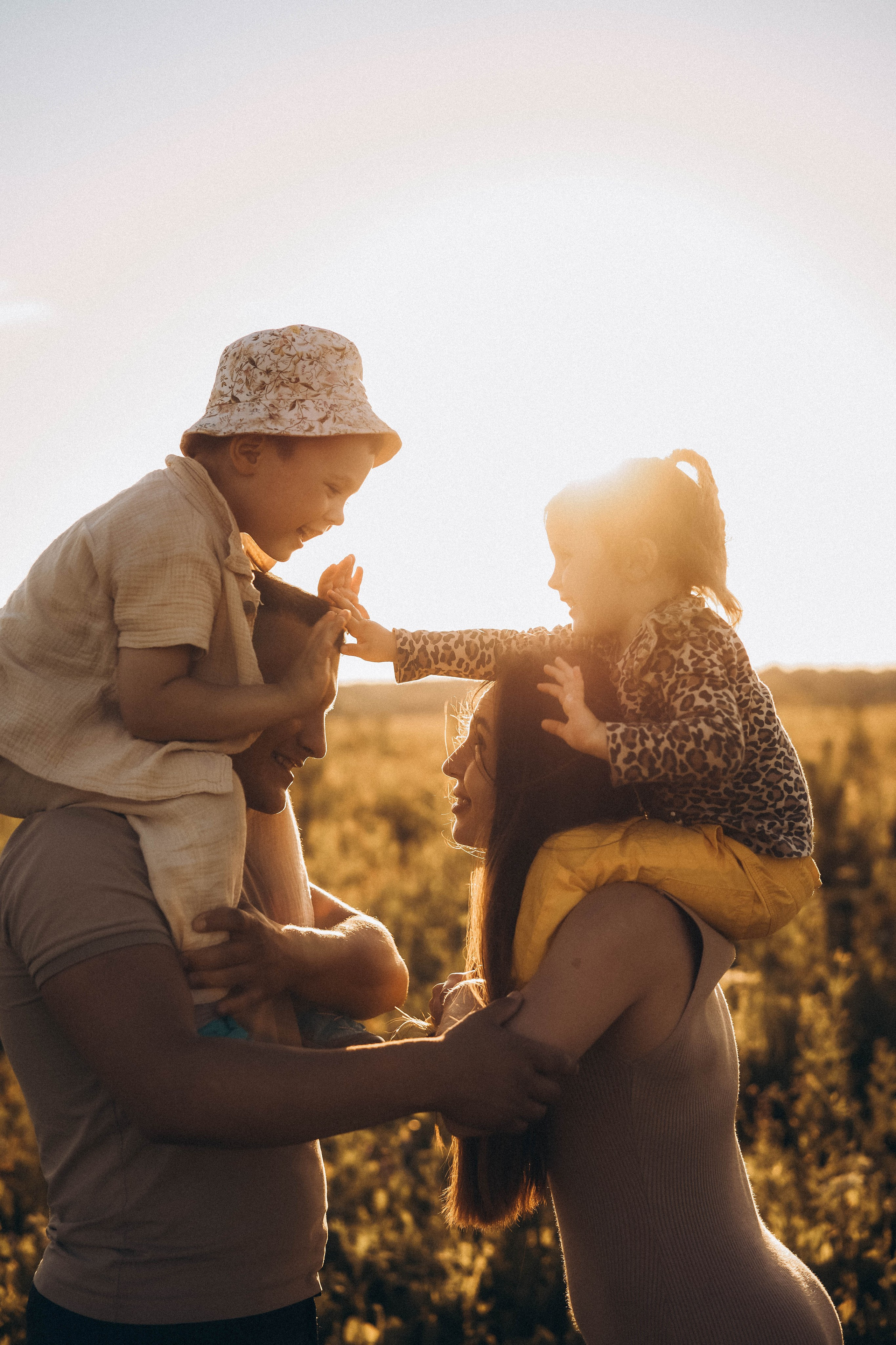 Семейная сьемка в поле на закате. Фотограф Екатеринбург Кокшарова Александра