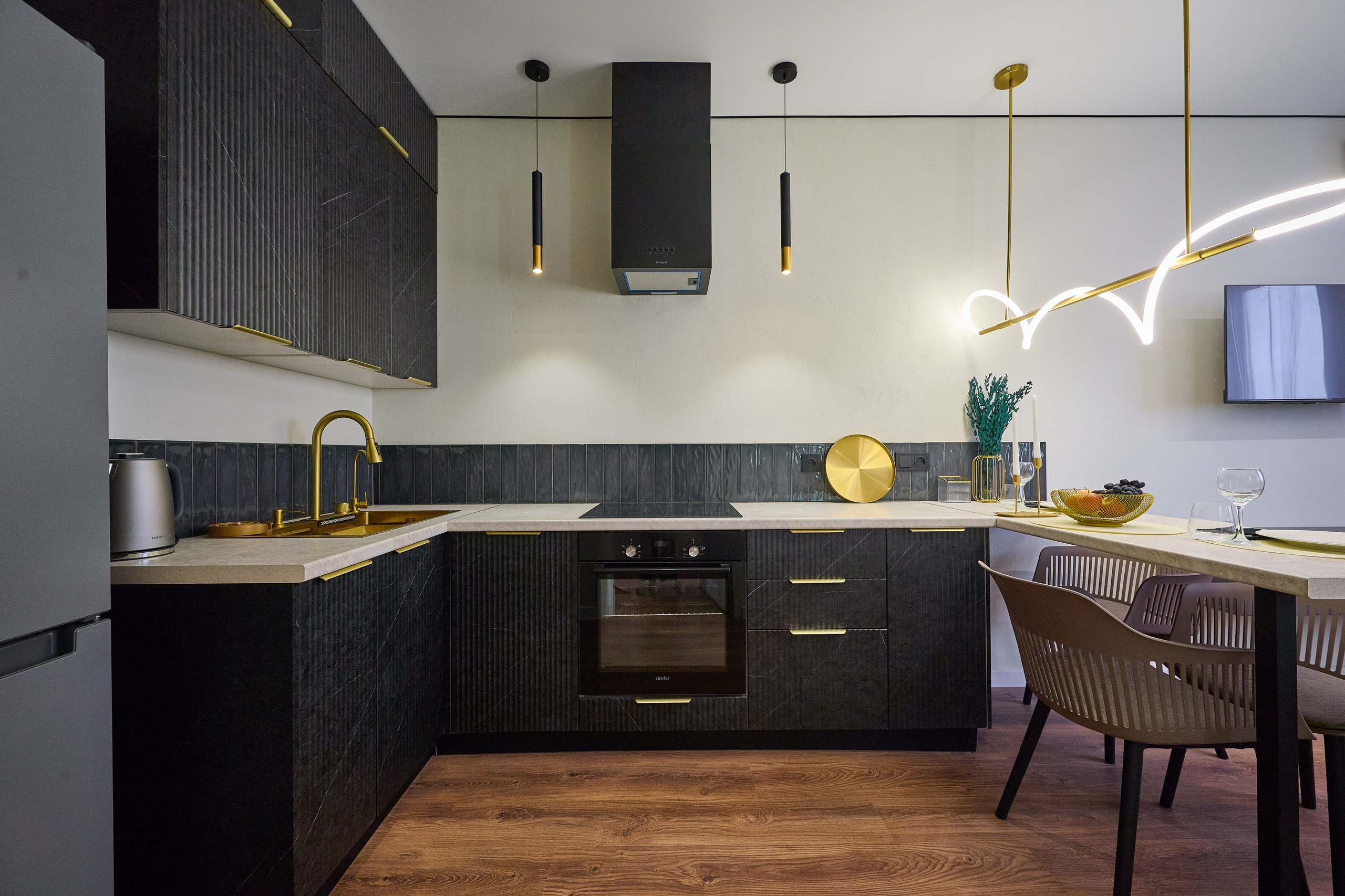 черные шкафы белый стол 