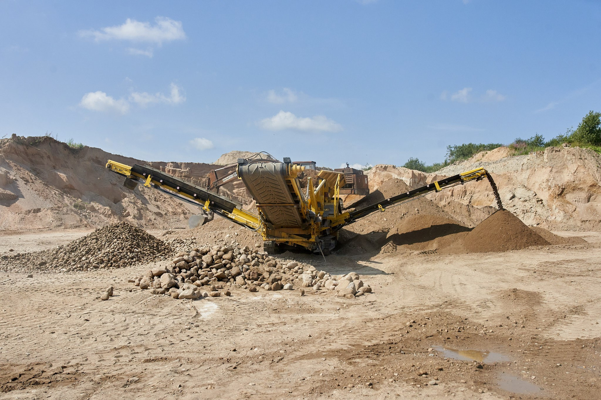 Сортировка песка. Фотосъемка промышленности. Бизнес промышленая съемка.