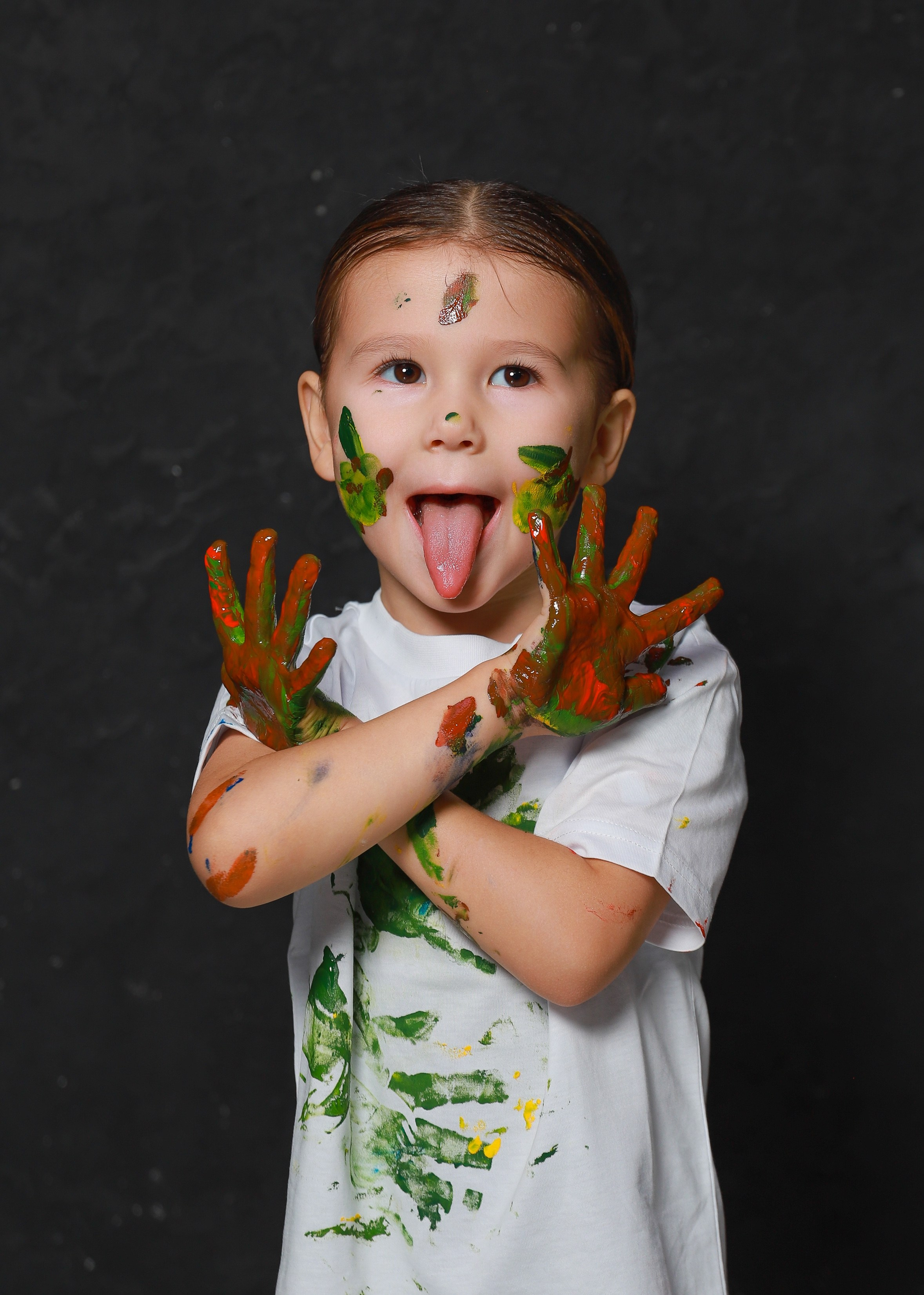 Младшие с красками. Фотограф Юлия Мальцева