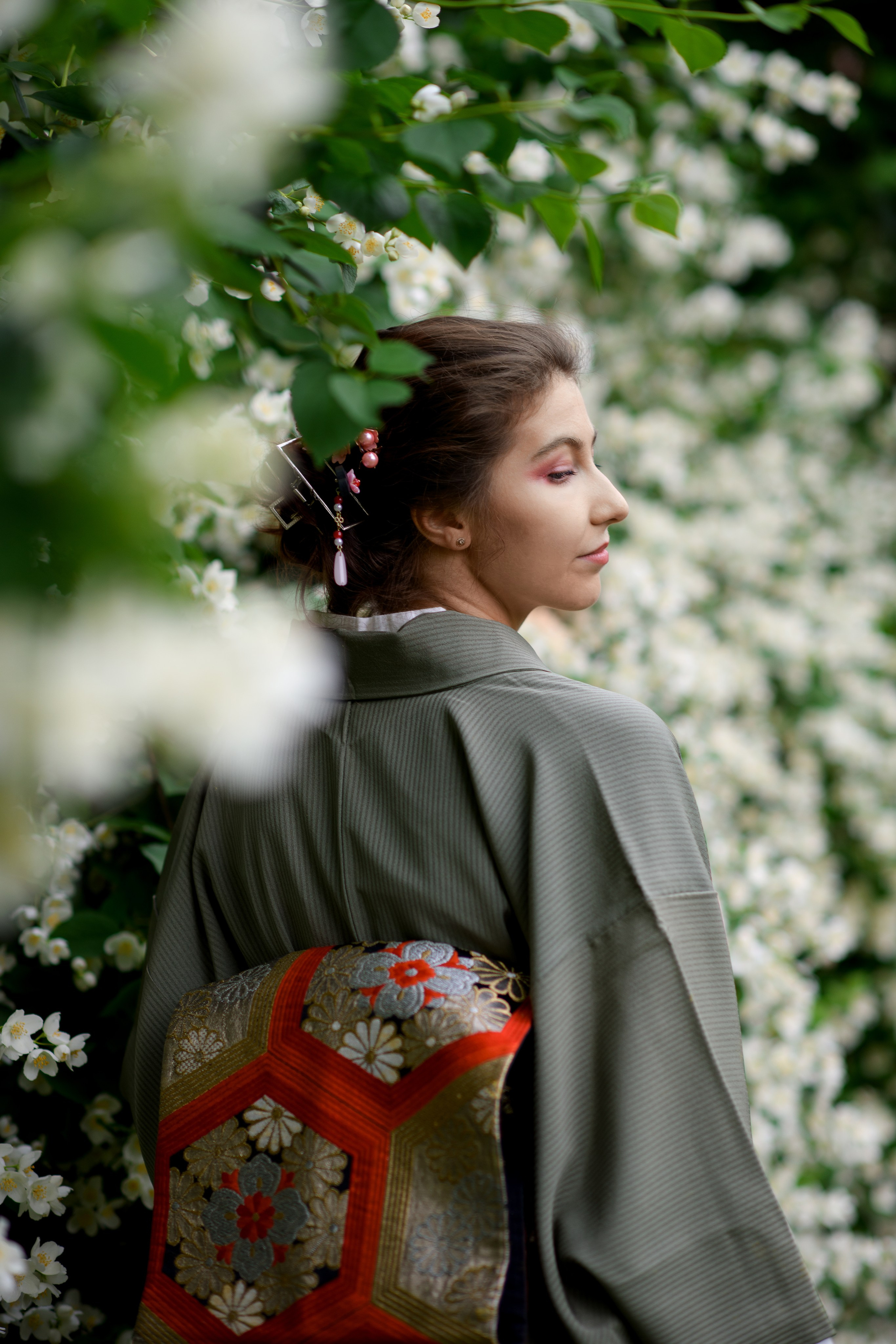 Фотосессия в цветущем чубушнике в саду им. Баумана. Главная