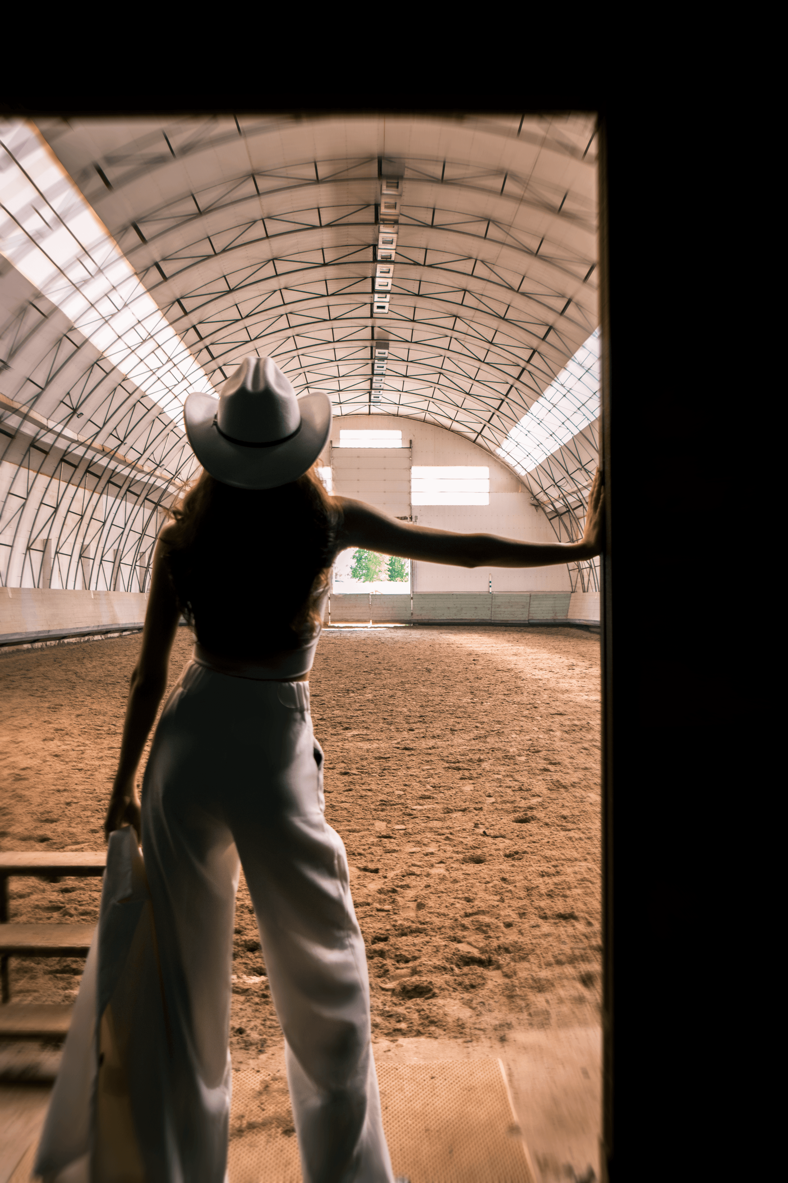 Фотосессия Ангелины в конюшне. Фотограф Евгения Саботаж в г. Москва