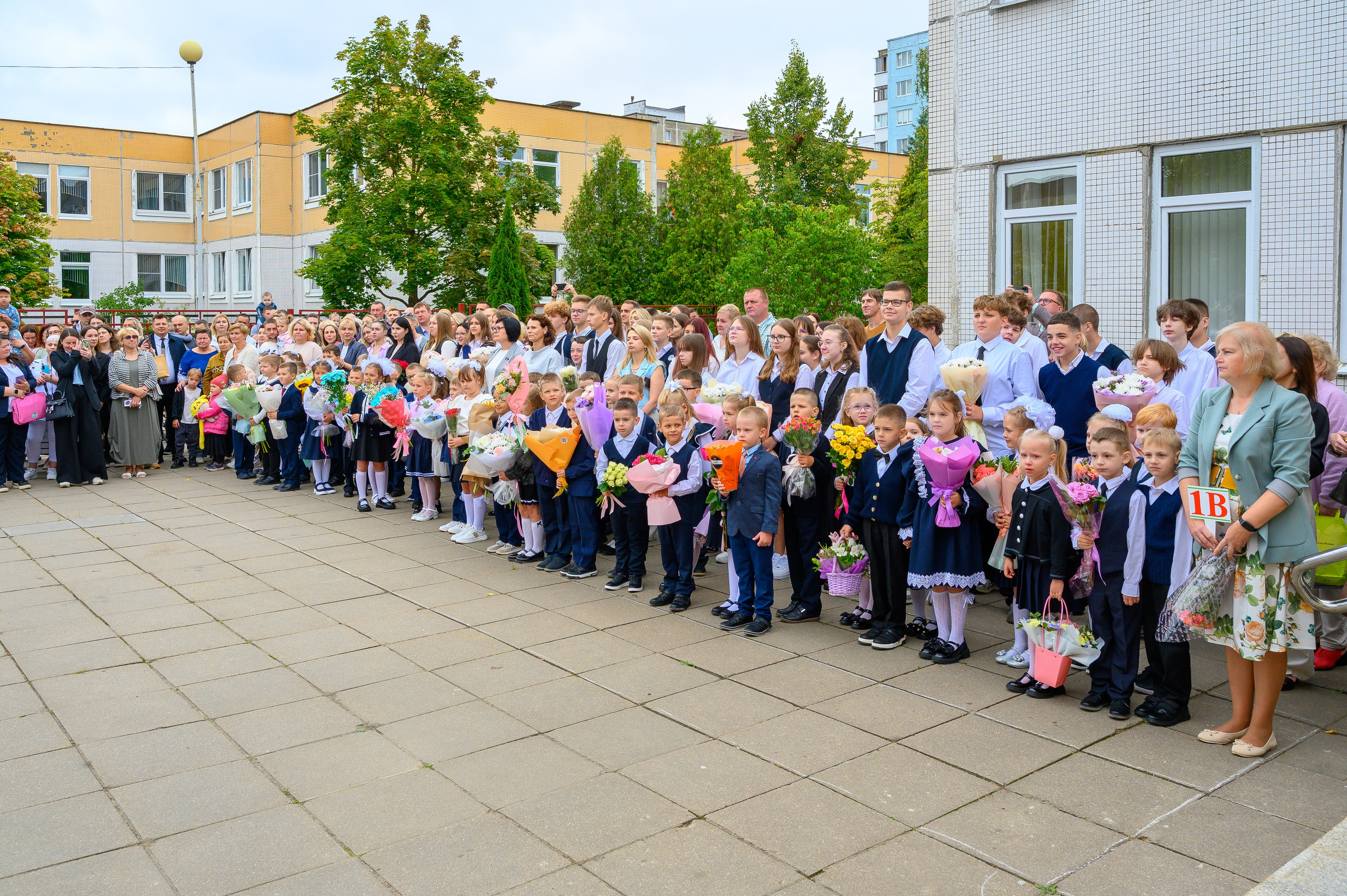 Вот звучит первый звонок, перед этим долгое приготовление к новому этапу в жизни, Яромир идет в школу. Фотоуслуги, услуги фотографа, фотографирование важных событий