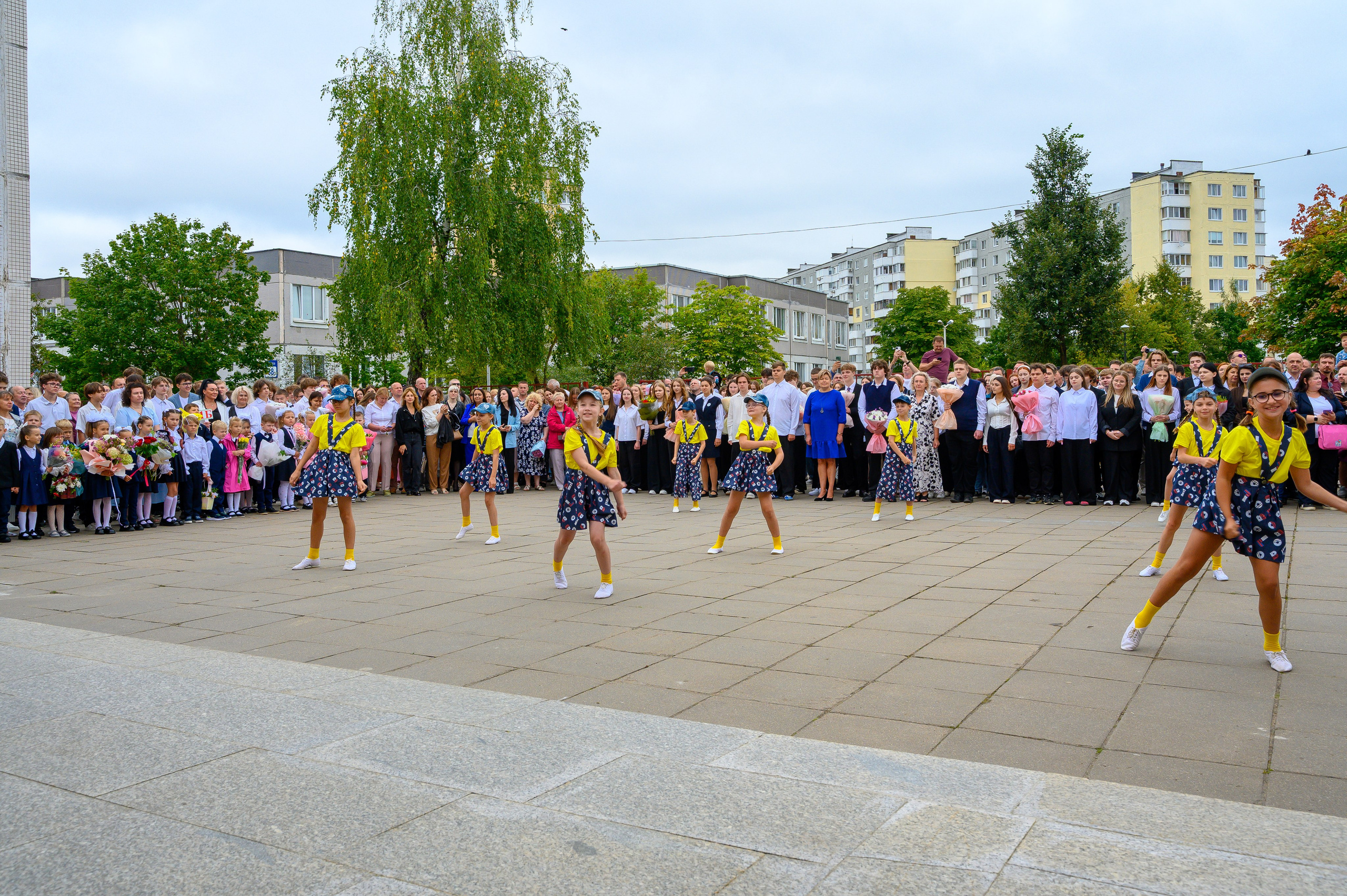 Вот звучит первый звонок, перед этим долгое приготовление к новому этапу в жизни, Яромир идет в школу. Фотоуслуги, услуги фотографа, фотографирование важных событий