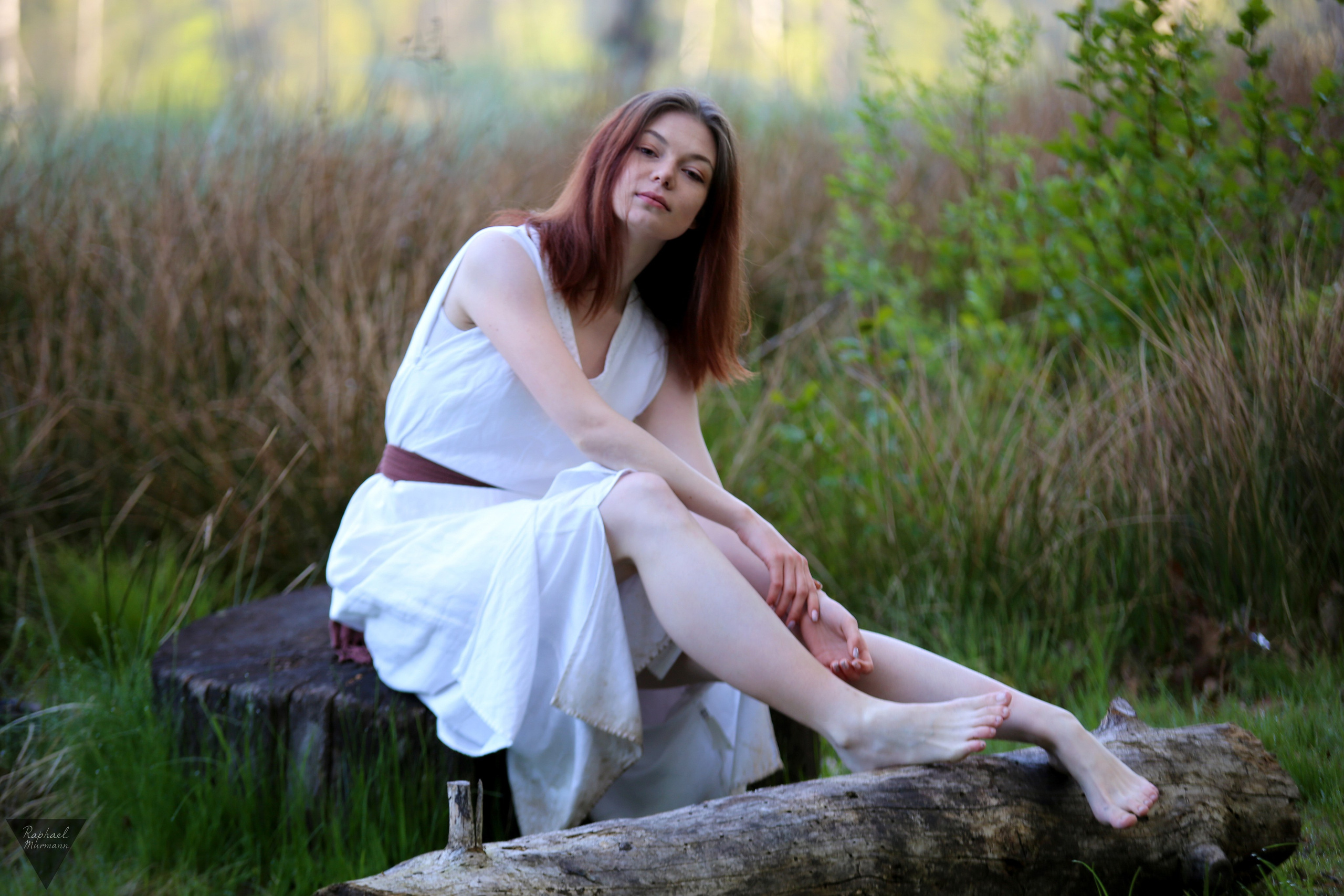 девушка на траве мягкий свет / woman lying on grass soft light portrait