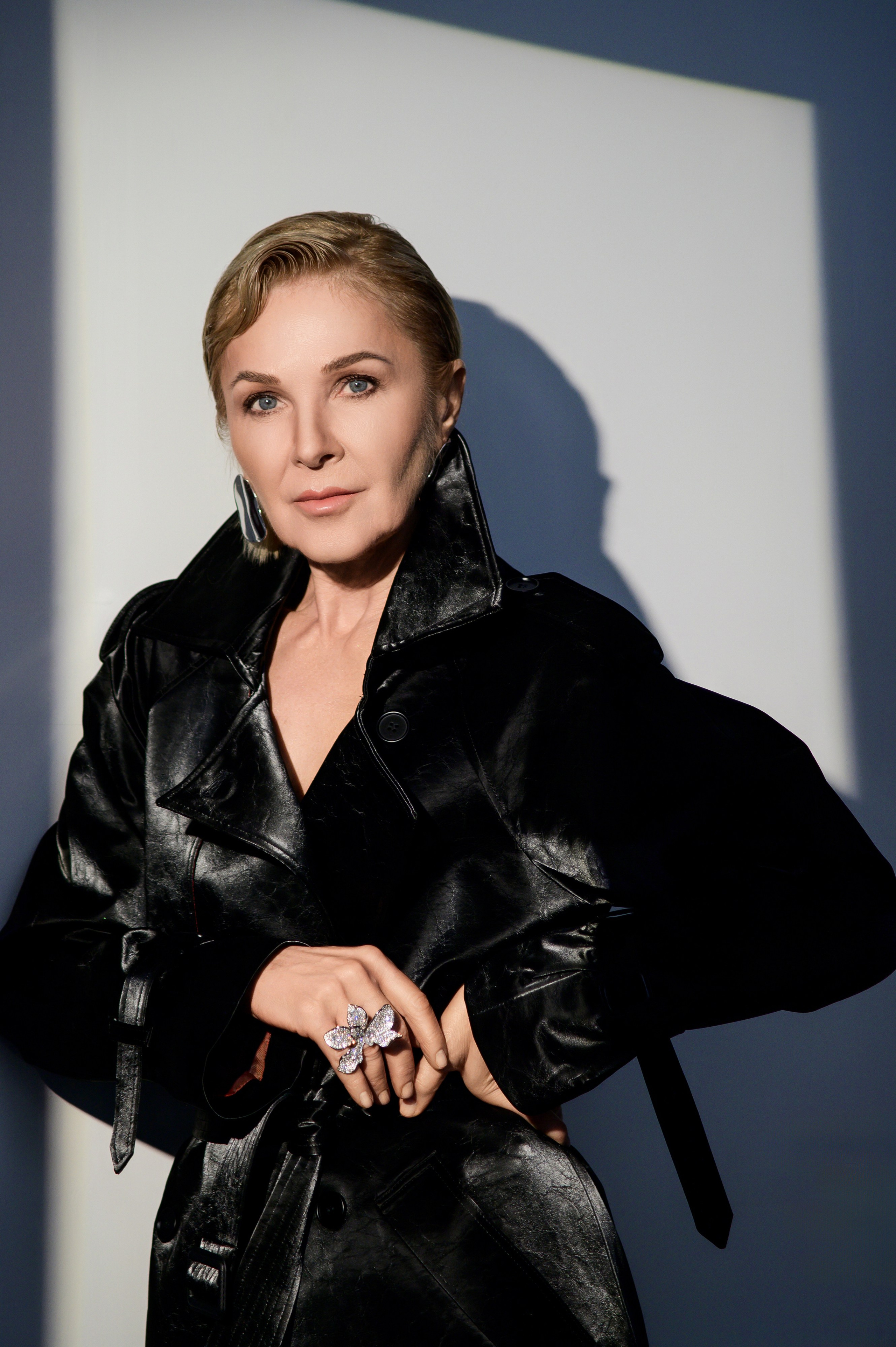 Фэшн-съёмка в Москве — студийный портрет модели в чёрной кожаной куртке на светлом фоне