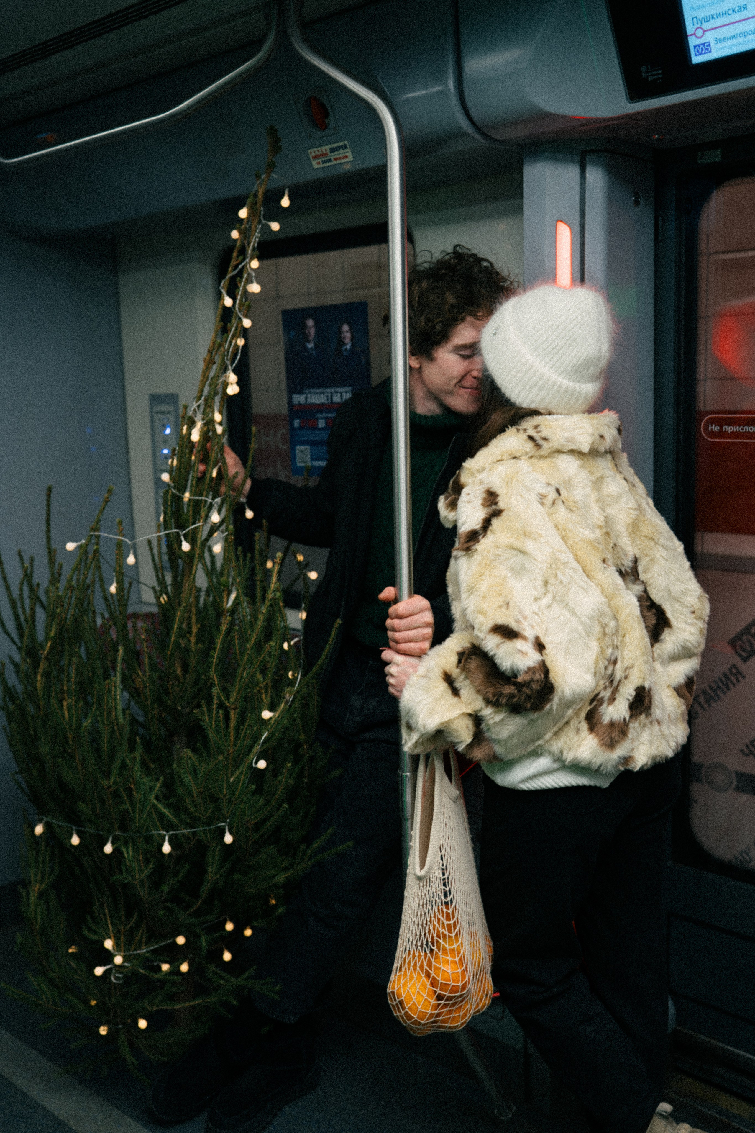 НОВОГОДНЯЯ ПРОГУЛКА ПАРЫ ПО ЧЕРНЫШЕВСКОЙ ПЕРЕД НОВЫМ ГОДОМ. Профессиональный фотограф, Санкт-Петербург — Виктория Богомолова