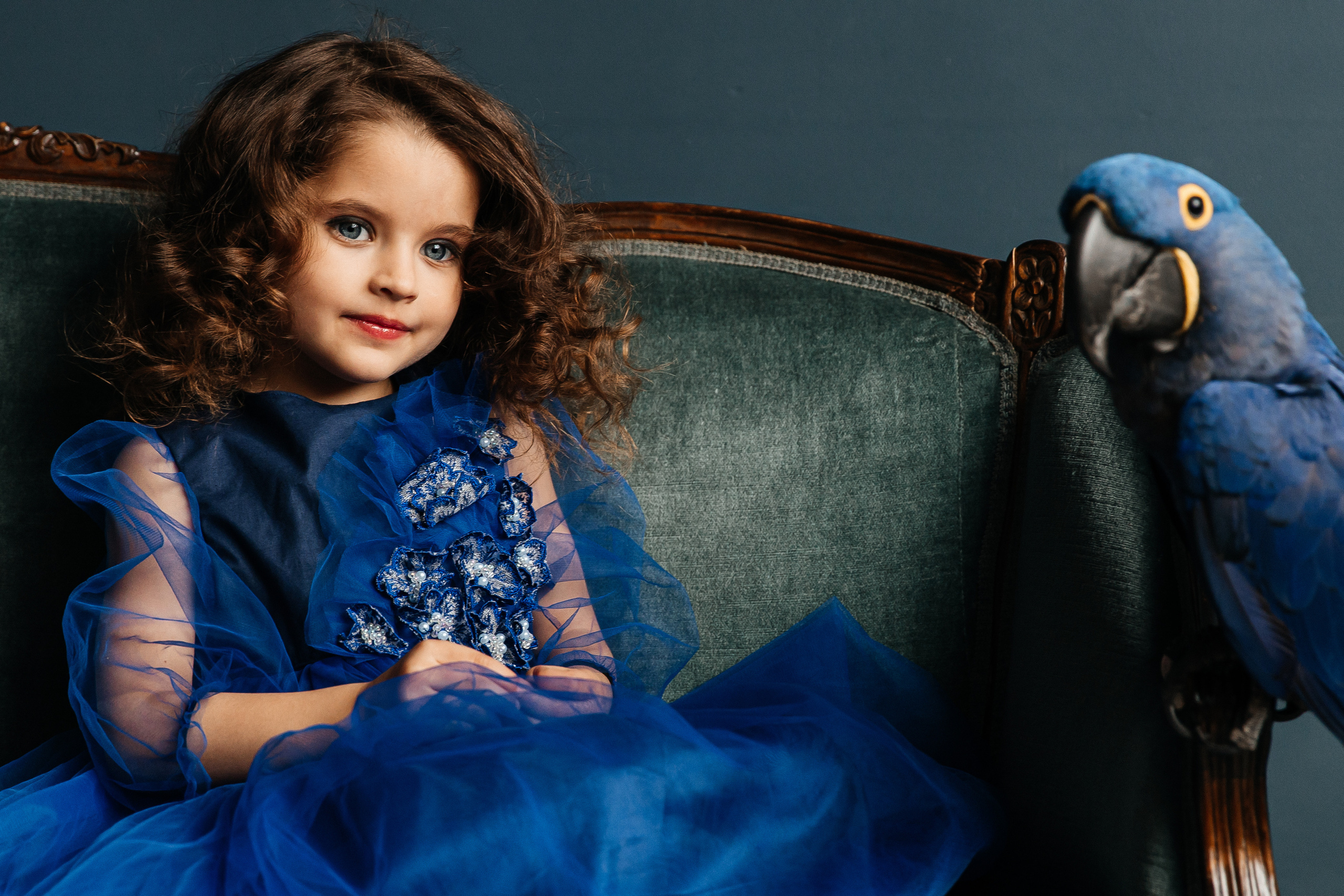 Студийные с попугаем. Свадебный и семейный фотограф в Москве Холда Тати