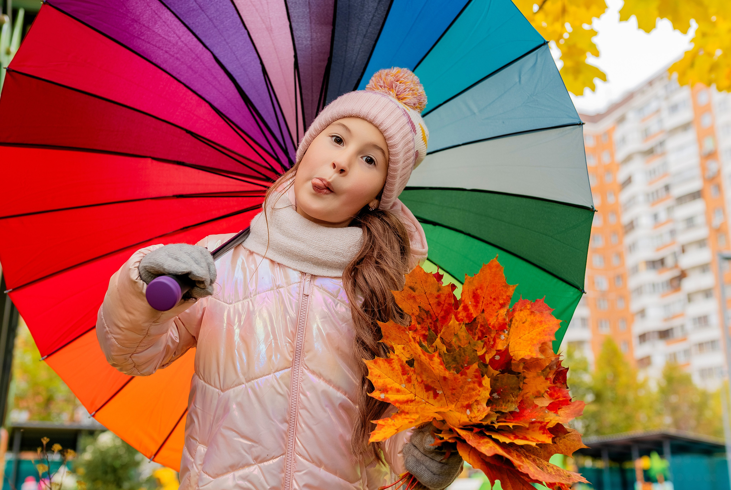 Девочка под разноцветным зонтом