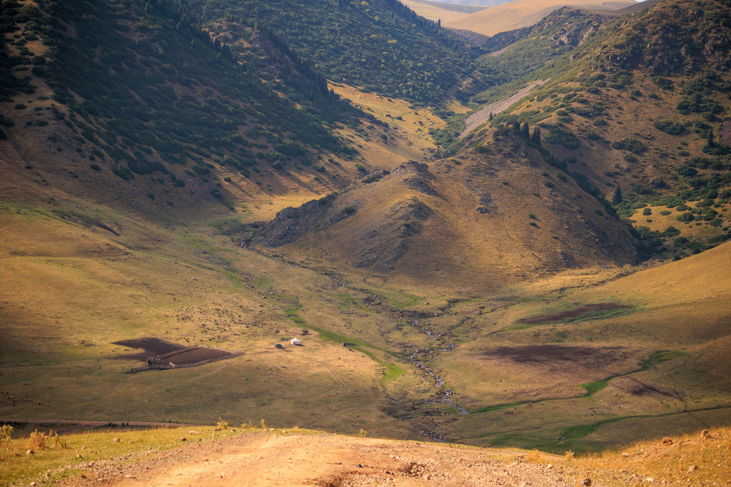 Плато Ассы, озеро Иссык и водопад: комфорт-маршрут, джипы, мини-группа. Экскурсии и туры по Алматы