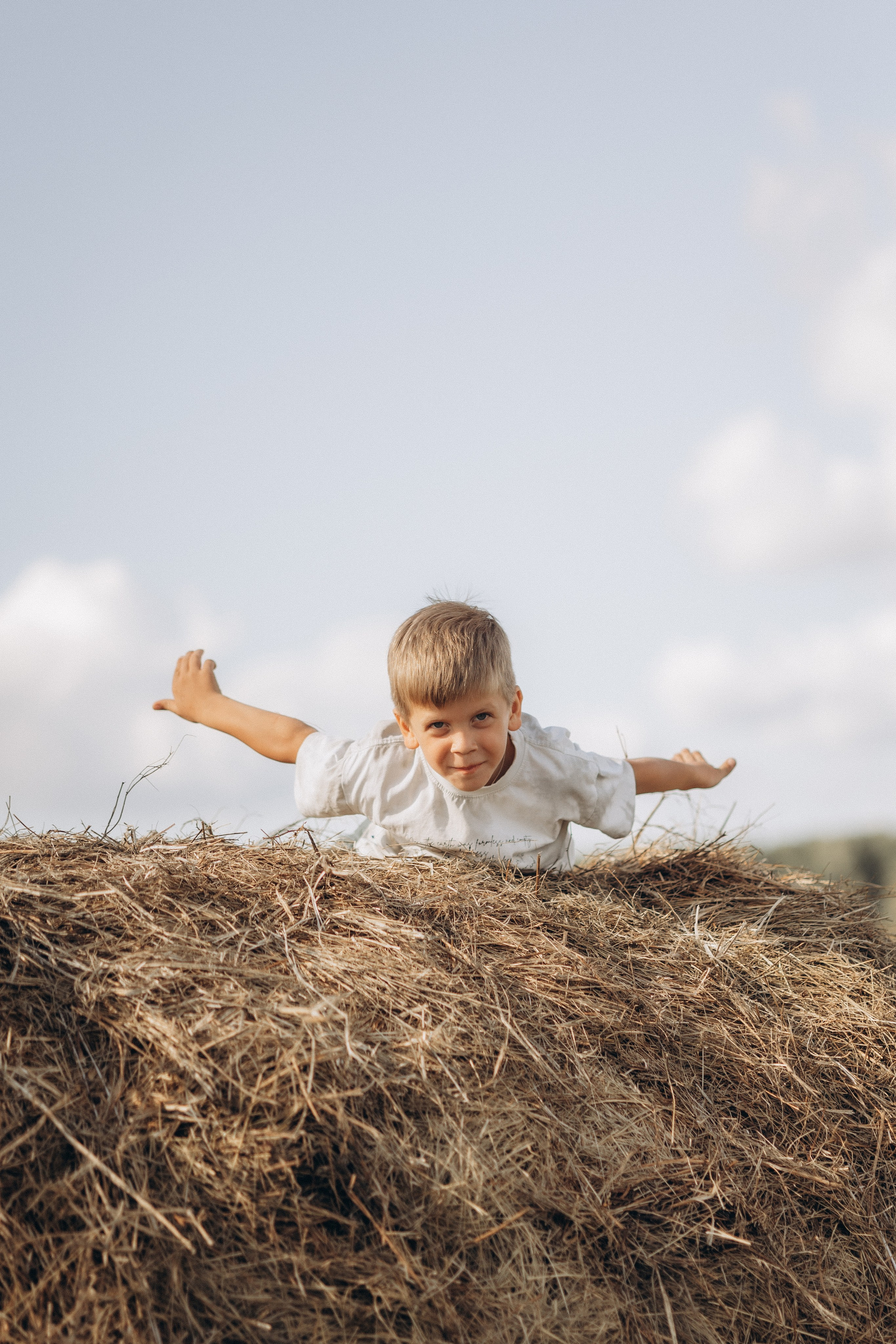 Вика и Миша на сене. Семейный фотограф lifestyle в Новосибирске Елена Шпилевая