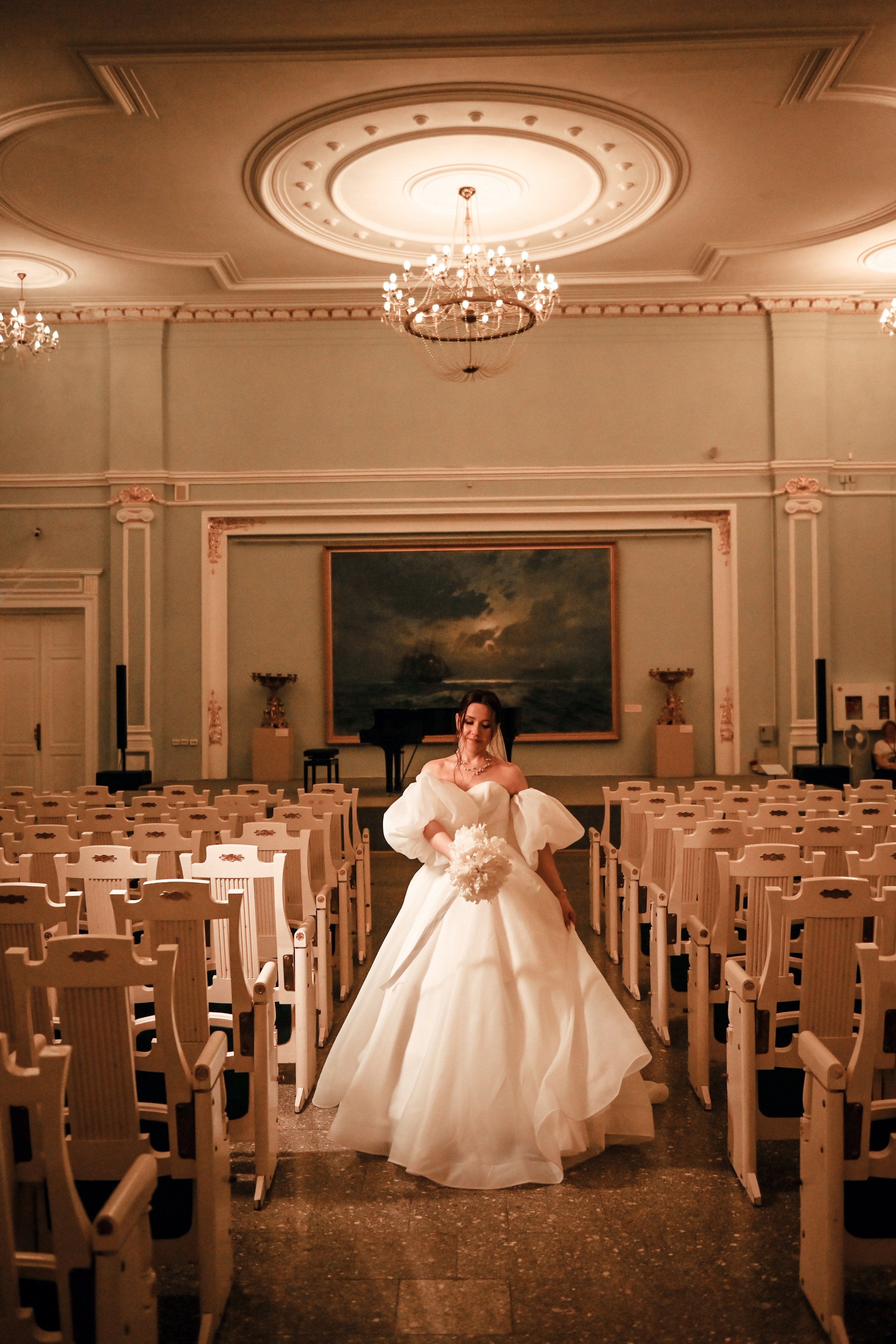 Небольшая свадебная серия в музее и прогулкой под дождем Эльмиры и Ризата. Свадебный, семейный, детский, контент фотограф в Омске Максим Ильин