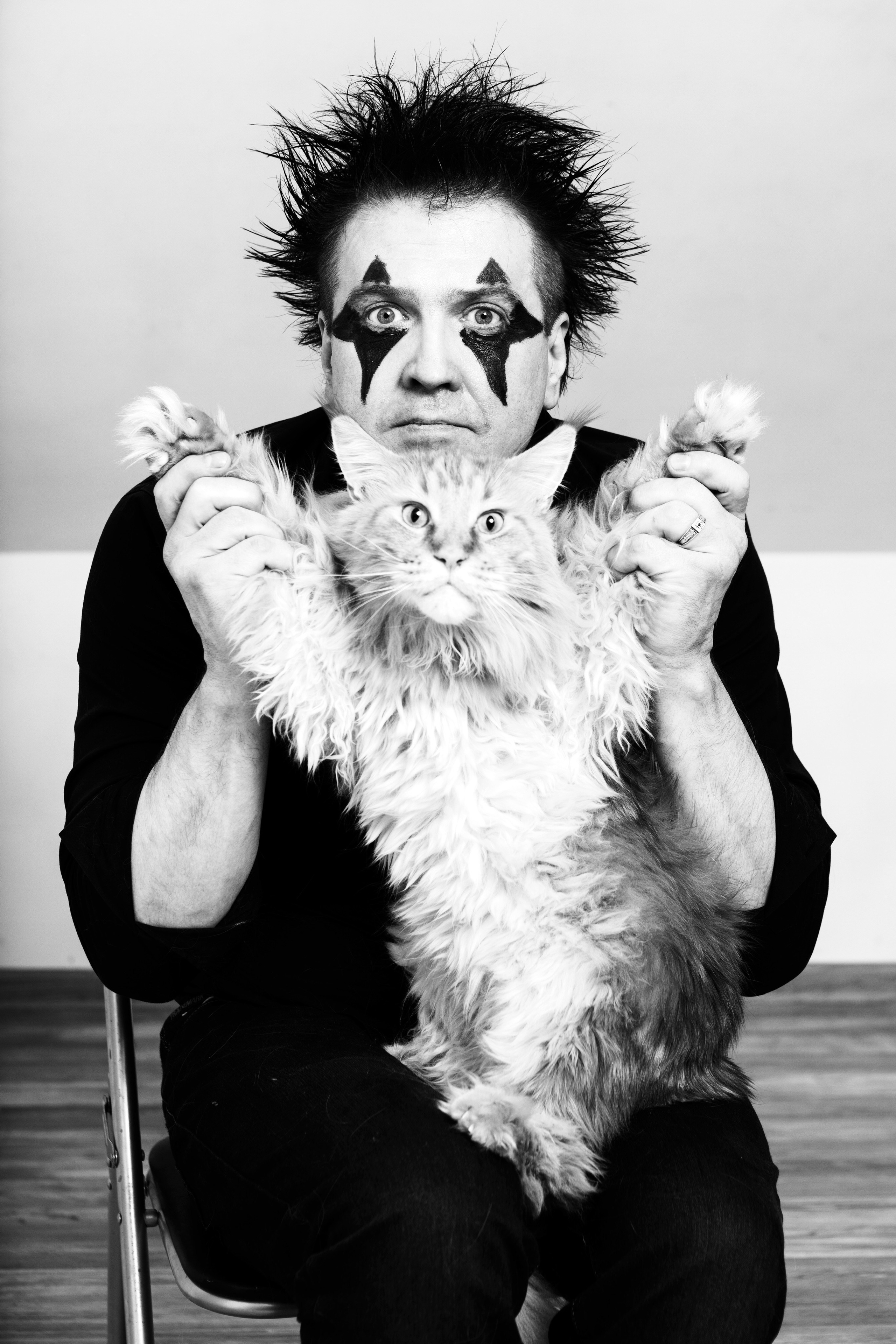 Портрет актера Дениса Матросова с котом мейнкуном