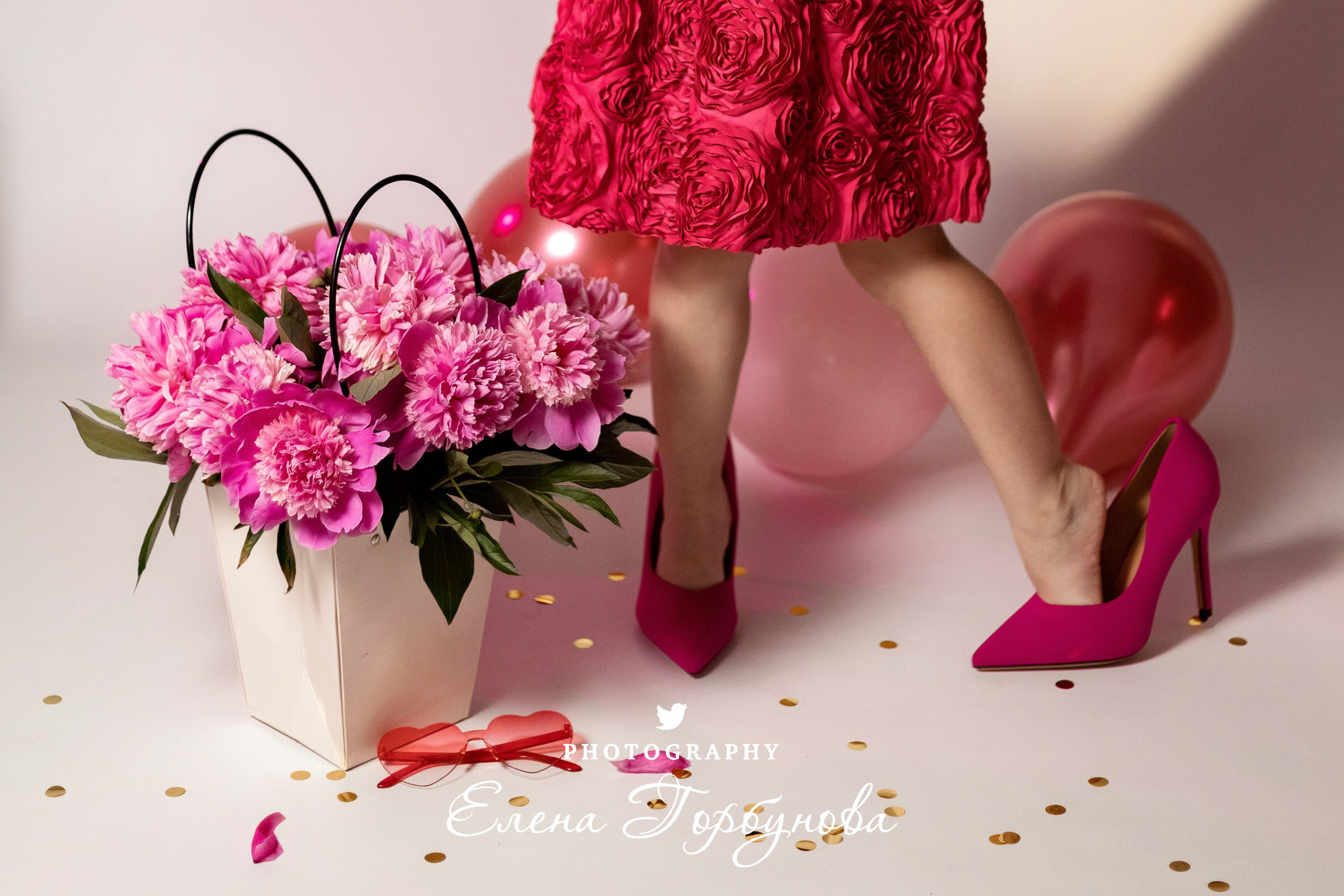 модница с пионами в розовом платье и маминых розовых туфлях на фотосессии