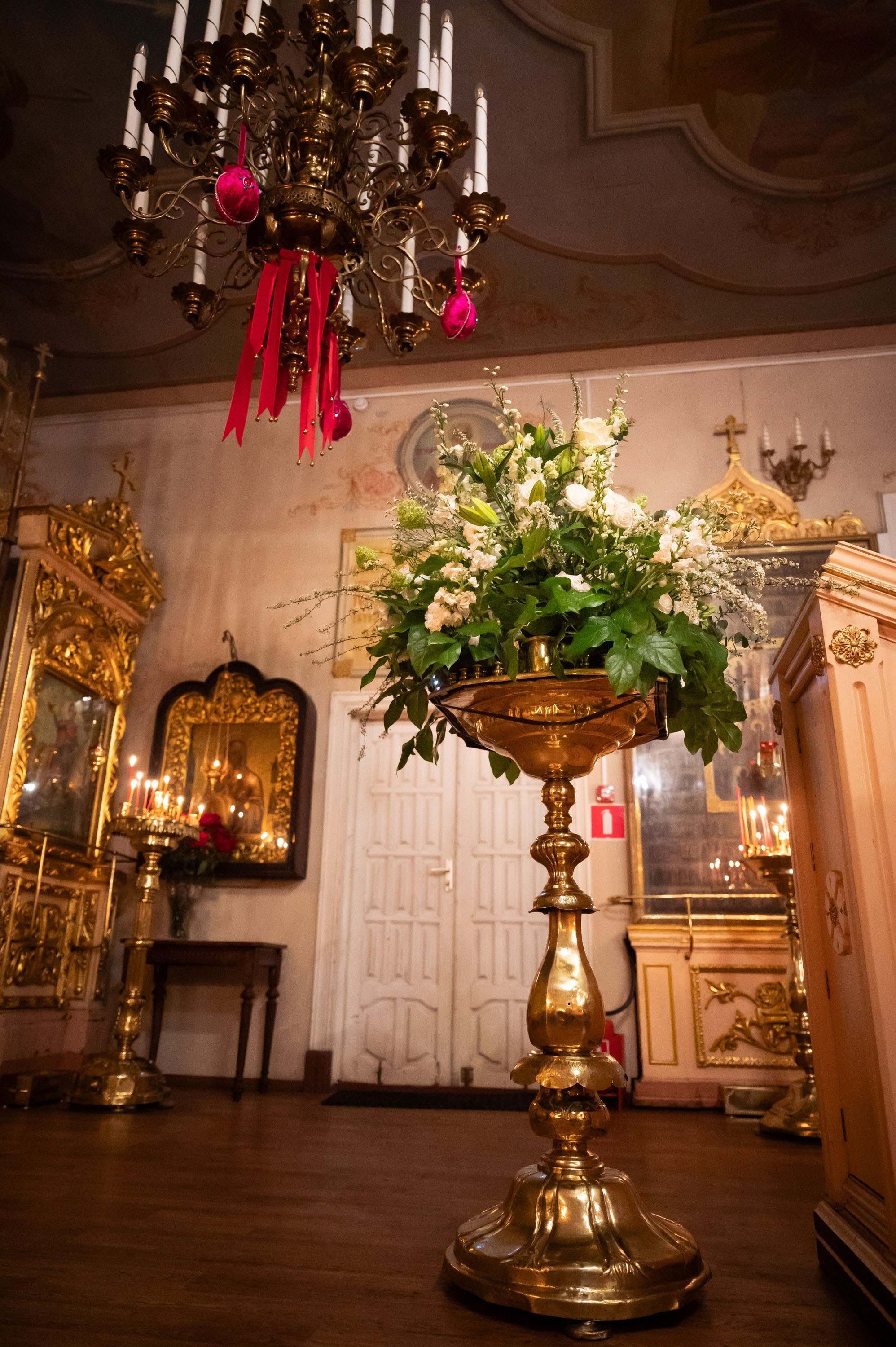 Храм Преображения Господня в Богородском. Цветы на Пасху. Антон и Татьяна Денисенко — В храме
