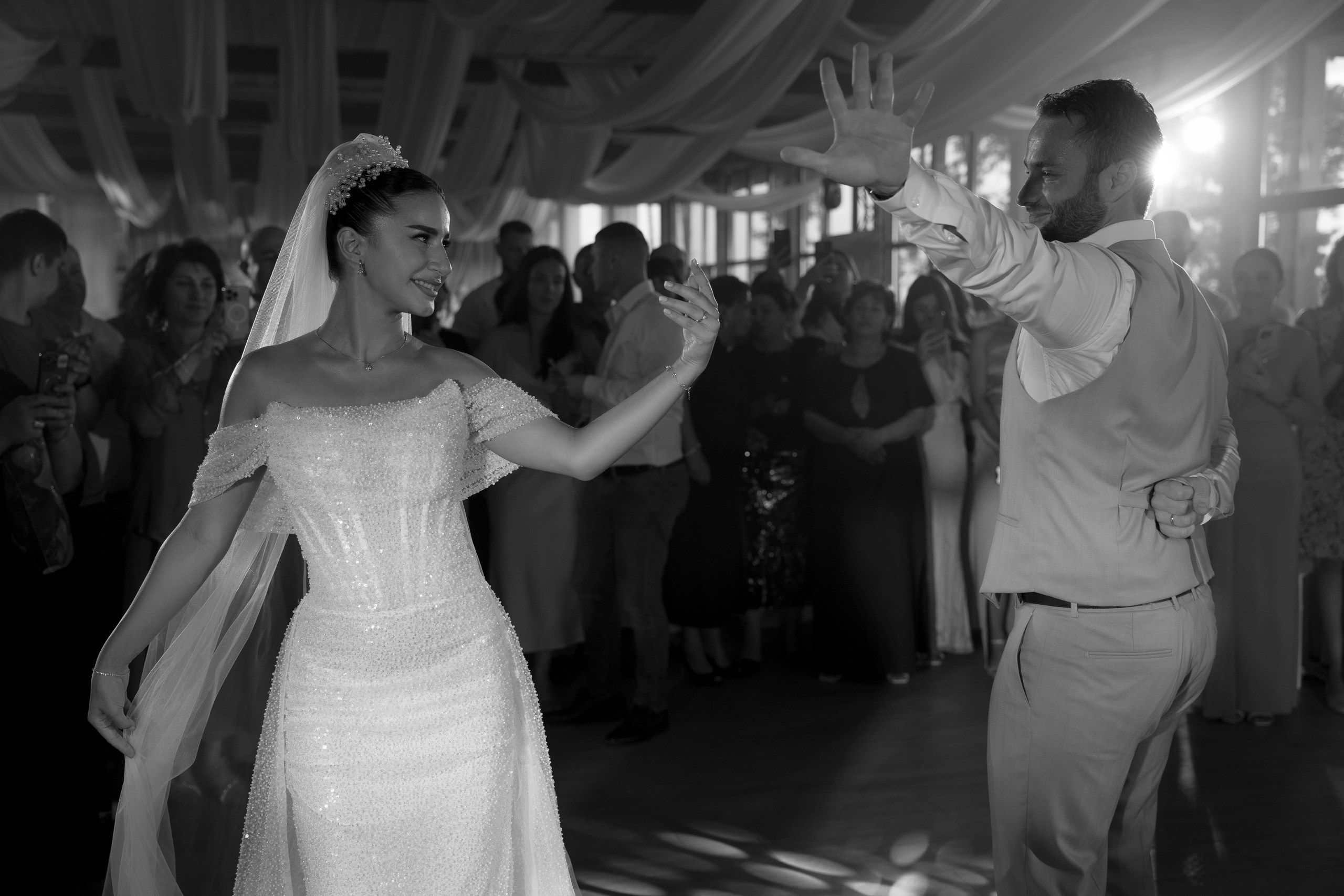 Здравствуйте! Я свадебный фотограф из Ульяновска, работаю в том числе по всей России и с выездом за границу. Снимаю свадьбы, lovestory, корпоративы, светский репортаж. Провожу обучение по фотографии, мастер-классы и воркшопы для других фотографов.