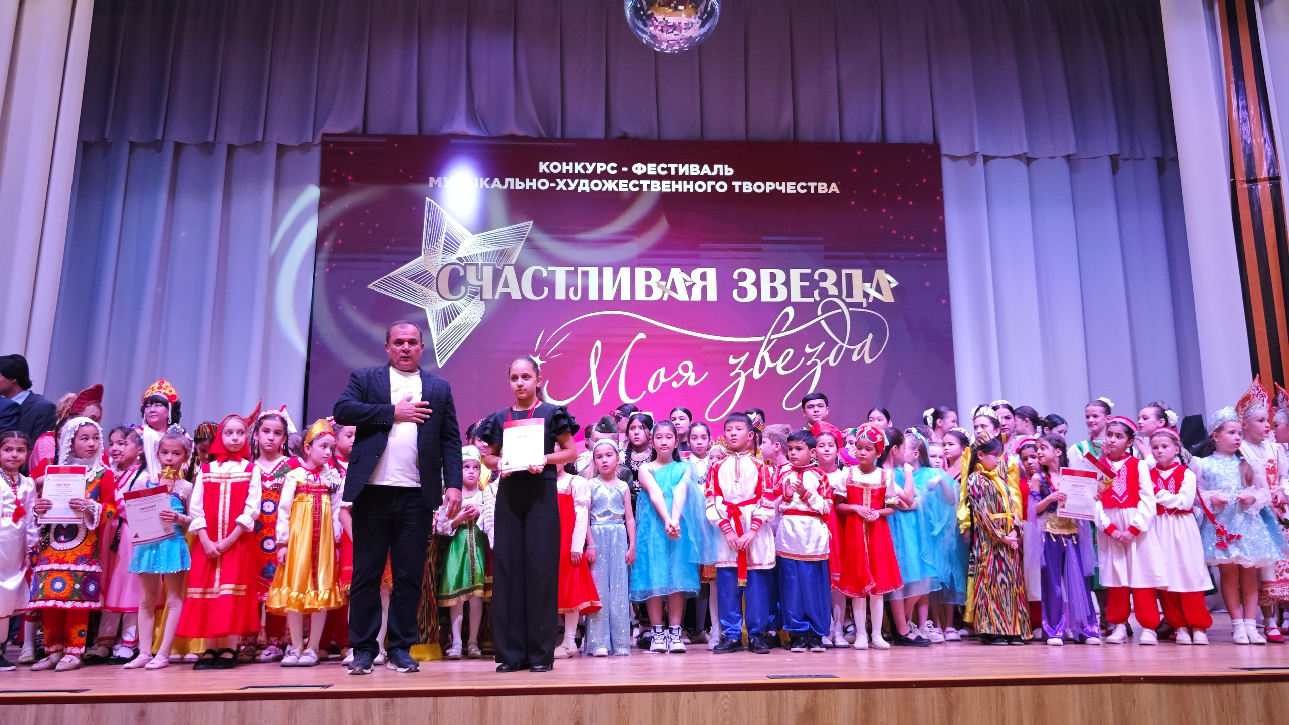 1 ноября 2025 г, г. Бохтар, Таджикистан. Золотое яблочко