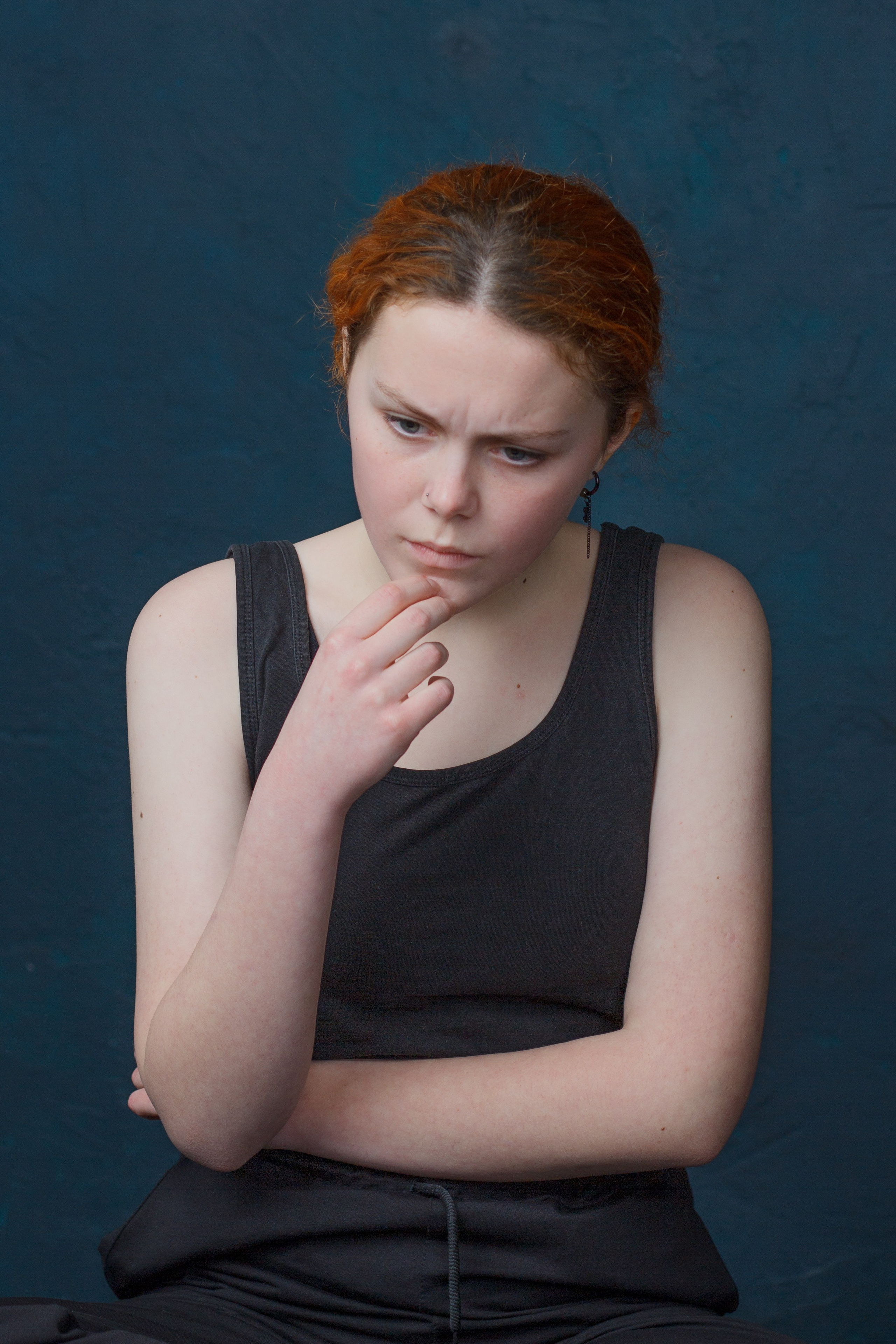 Задумчивая девушка в майке