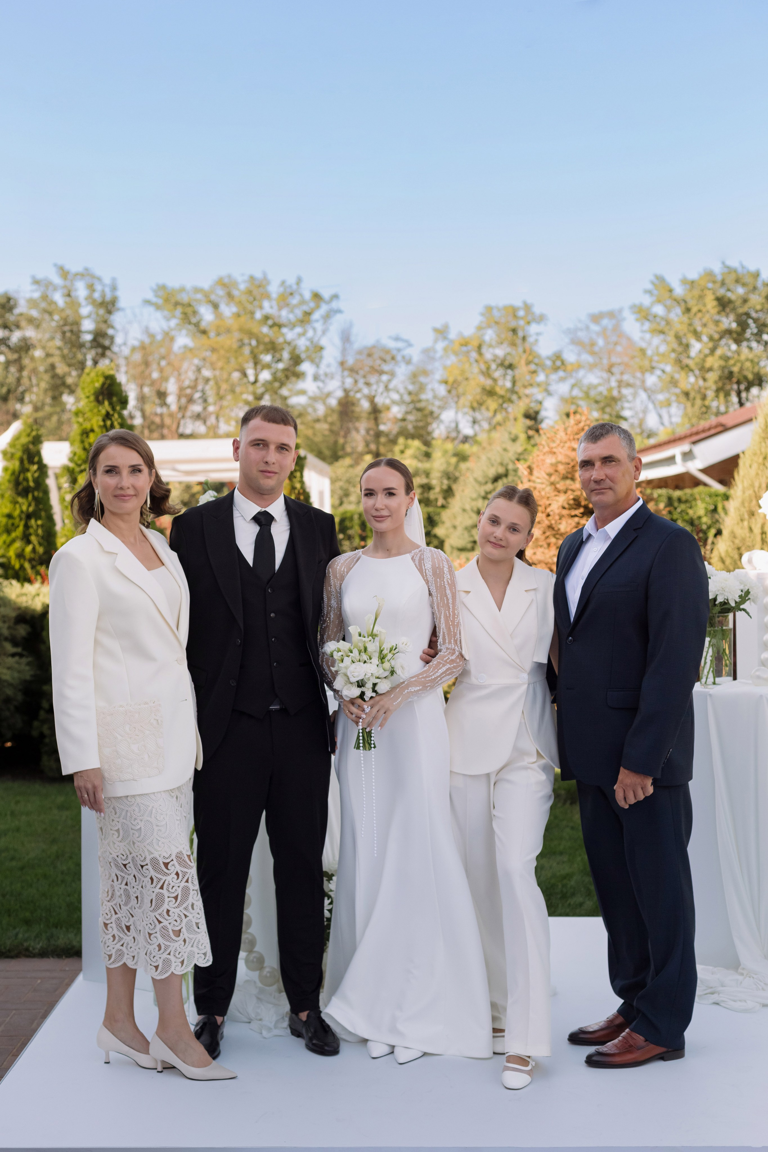 Семейный портрет Ярослава и Светланы с родными после свадебной церемонии в Таганроге