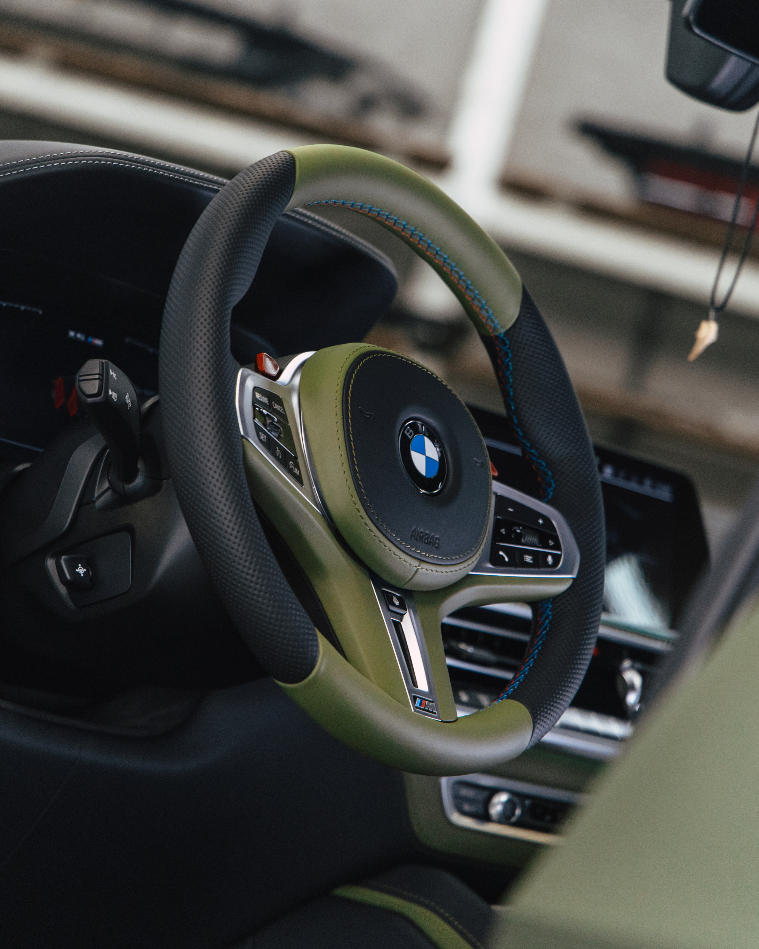 BMW X5M пошив салона в зеленую кожу. DeLorein