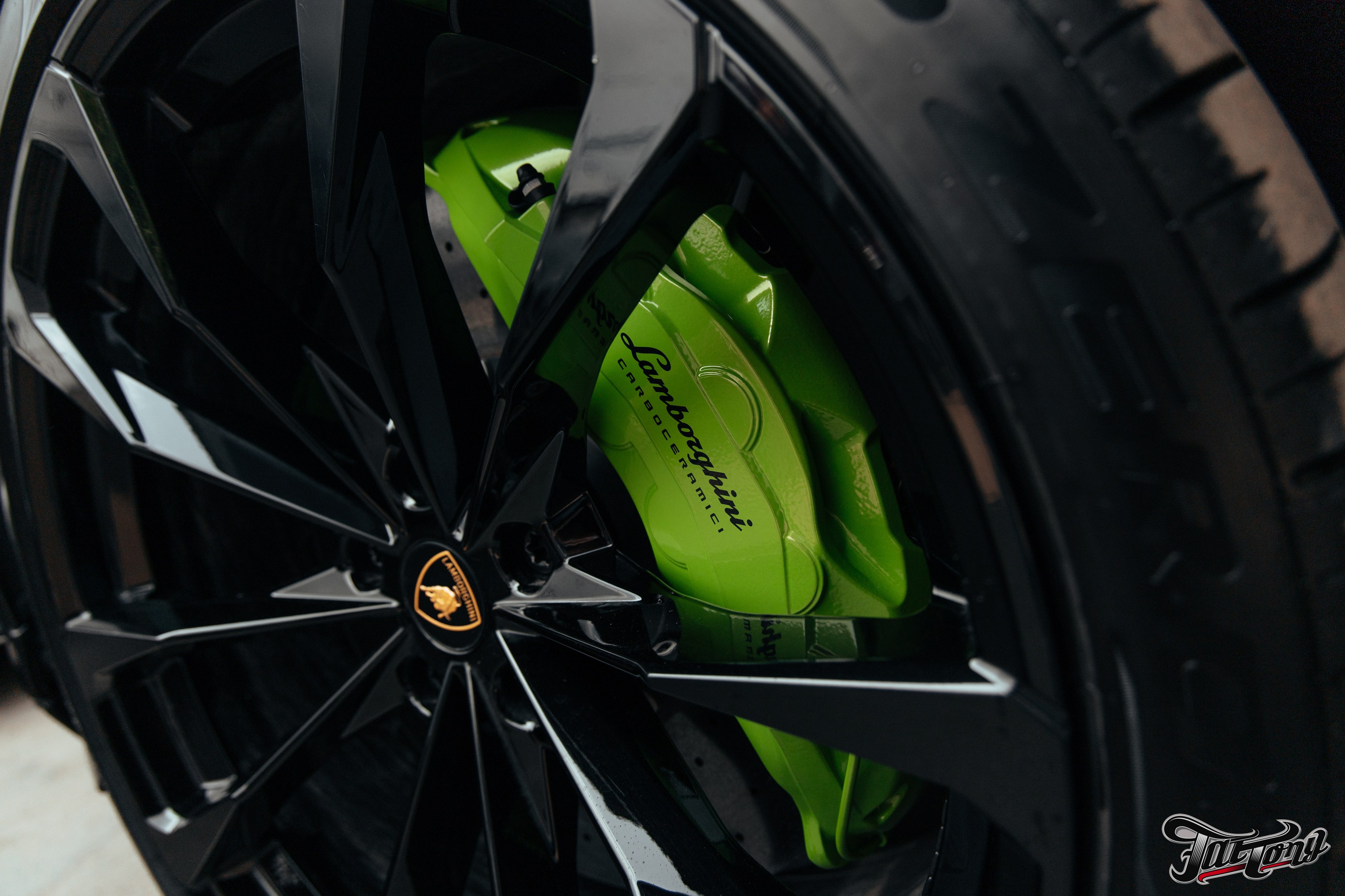 Lamborghini Urus ламинация карбоном вставок в капот, спойлеров, крышки багажника и зеркал. DeLorein