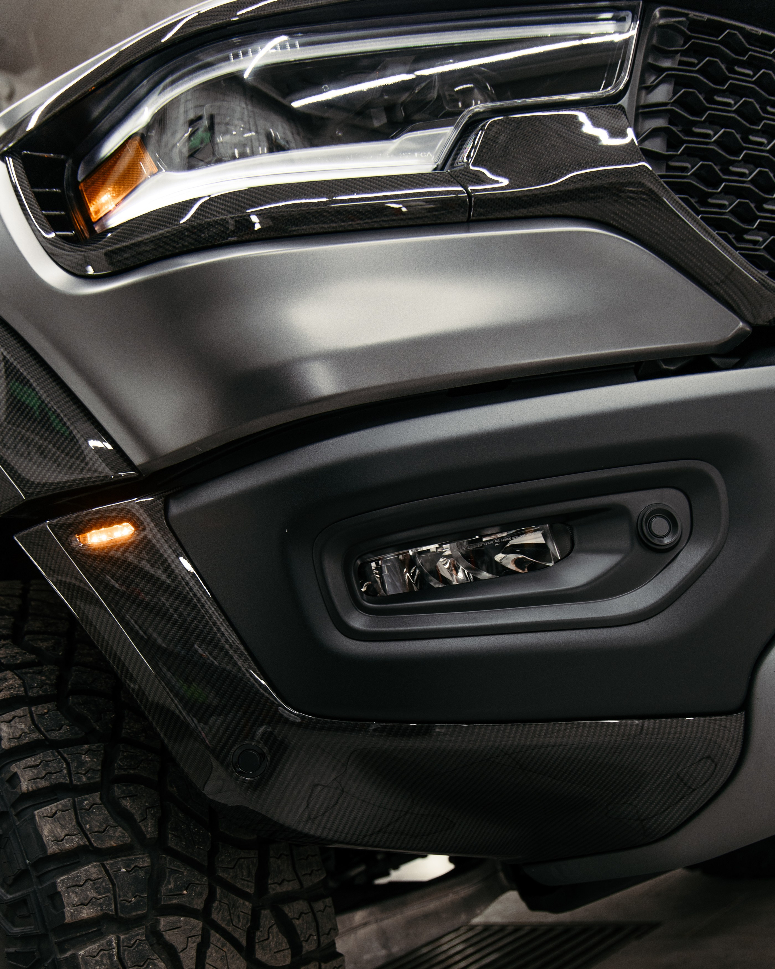 Ram TRX ламинация карбоном внешних элементов кузова, салона и установка распорки. DeLorein