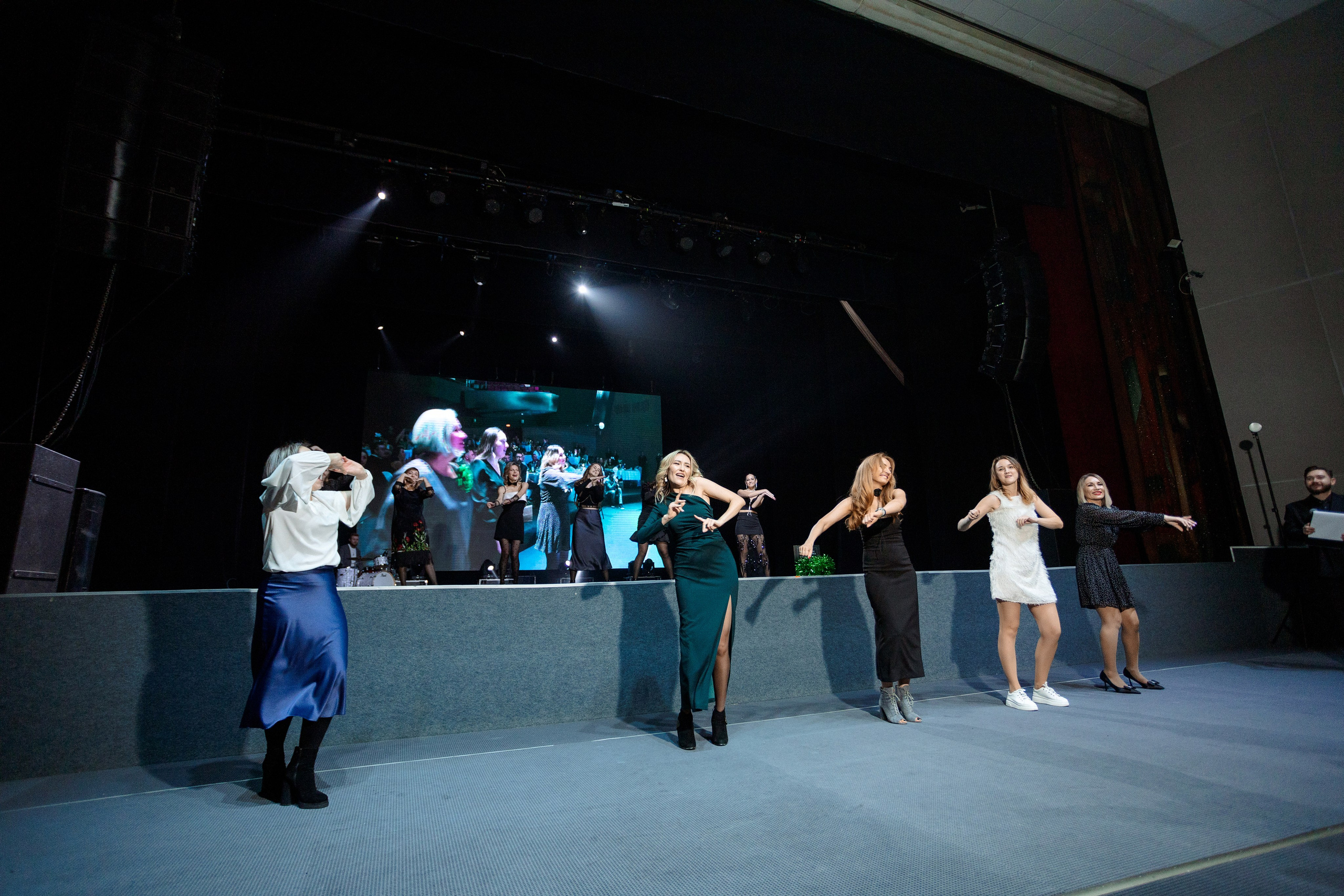 РЕПОРТАЖ: НОВЫЙ ГОД В ДК МЕТАЛЛУРГ. Профессиональный фотограф в Ижевске Леша Петров