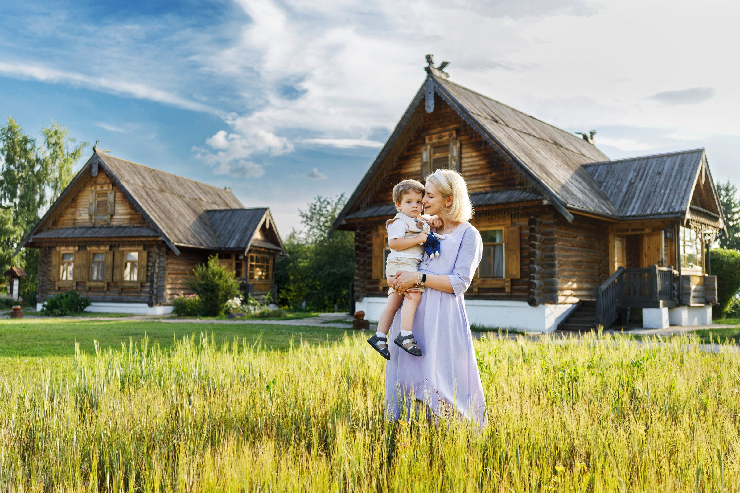 Семейная и портретная фотосессия. Съемка проходила в Суздале. Закатный свет, поля мама с ребенком.