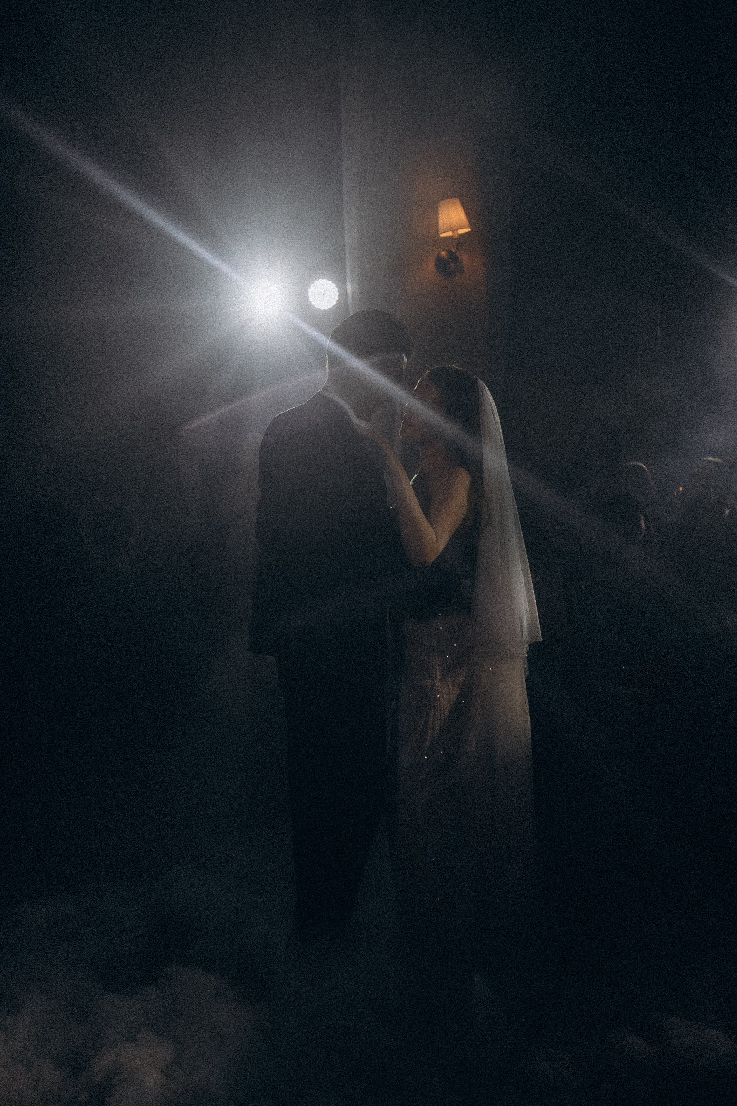 ПЕРВЫЙ ТАНЕЦ МОЛОДЫХ НА БАНКЕТЕ. ТРОГАТЕЛЬНЫЙ МОМЕНТ (СНЯТО В СИБИРЕ В НИЖНЕВАРТОВСКЕ). Профессиональный фотограф, Санкт-Петербург — Виктория Богомолова