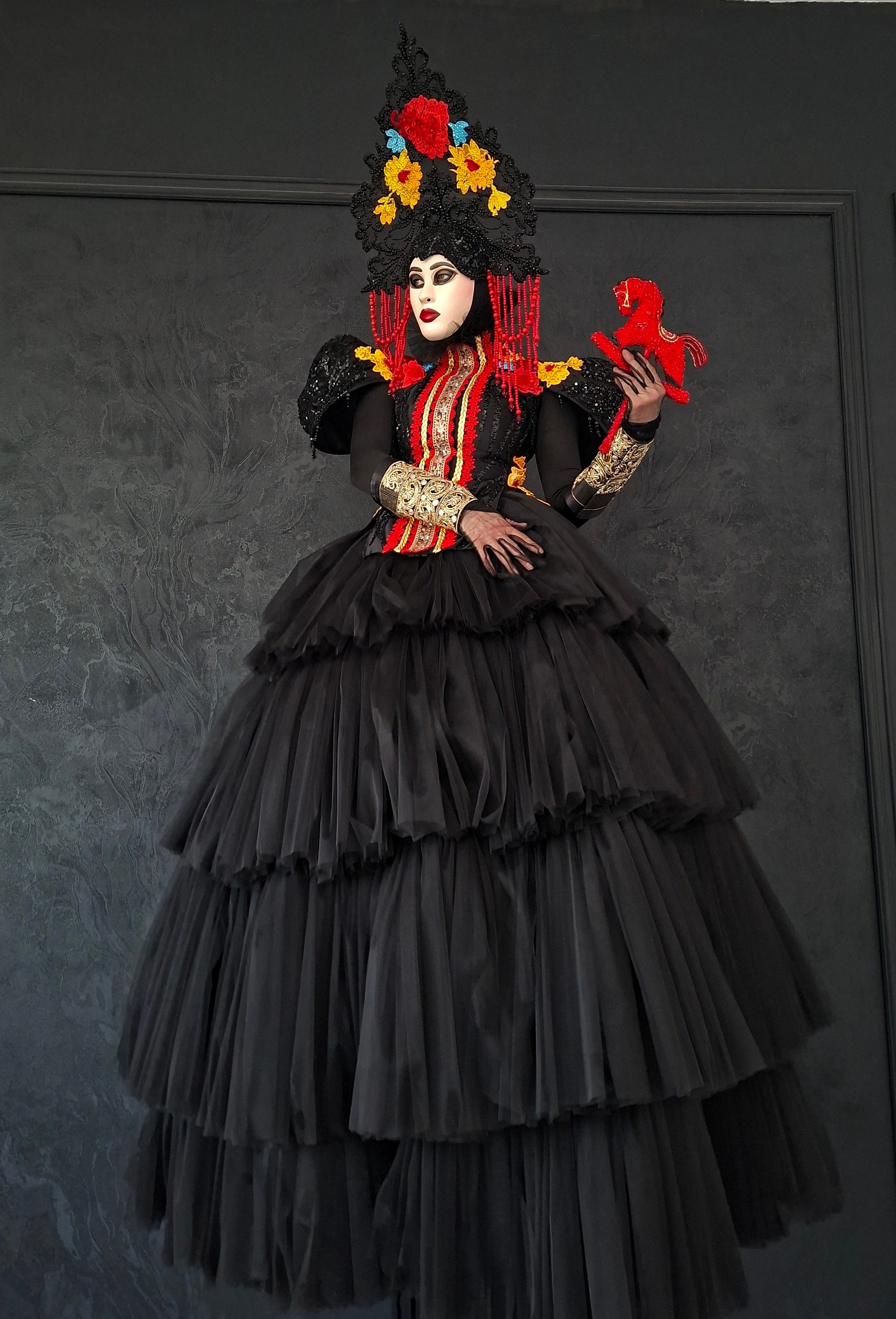 Чёрный костюм в русском стиле. Мимы и Ходулисты на встречу гостей. Москва