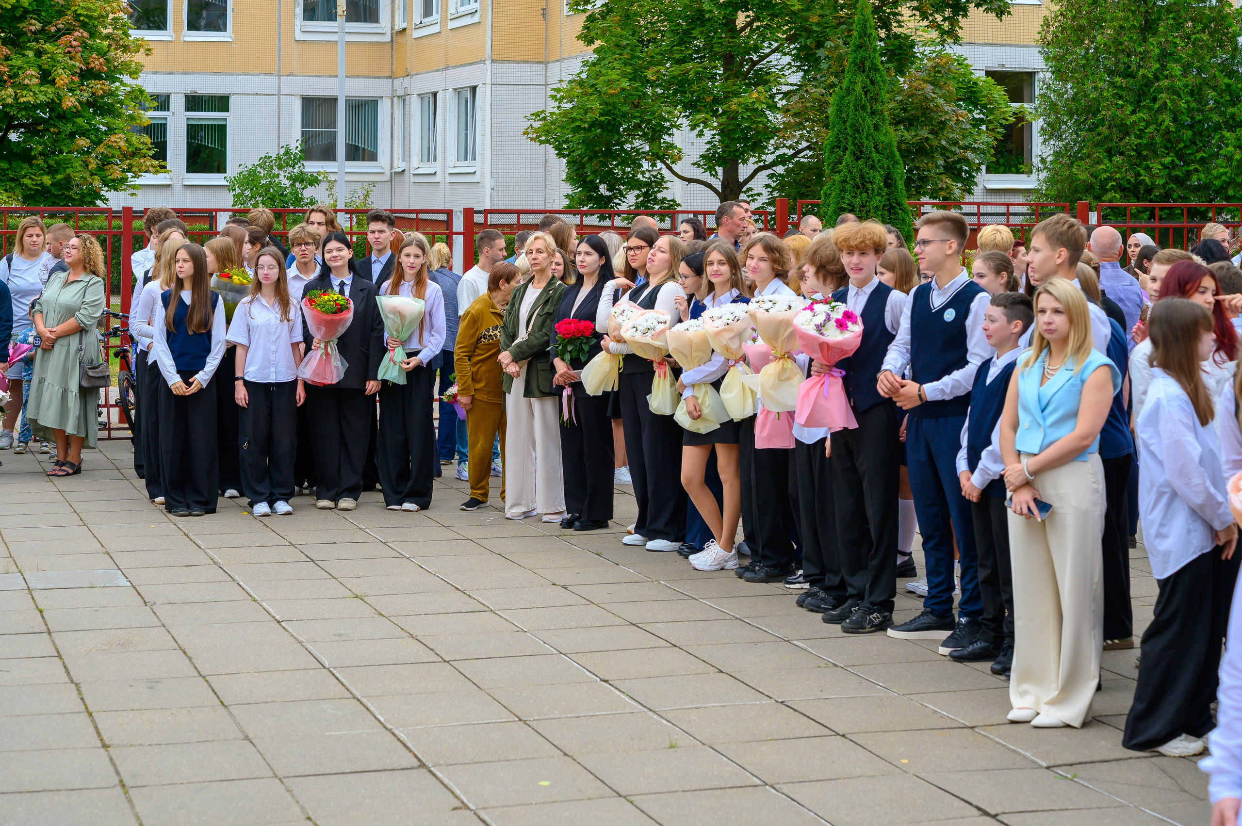 Вот звучит первый звонок, перед этим долгое приготовление к новому этапу в жизни, Яромир идет в школу. Фотоуслуги, услуги фотографа, фотографирование важных событий