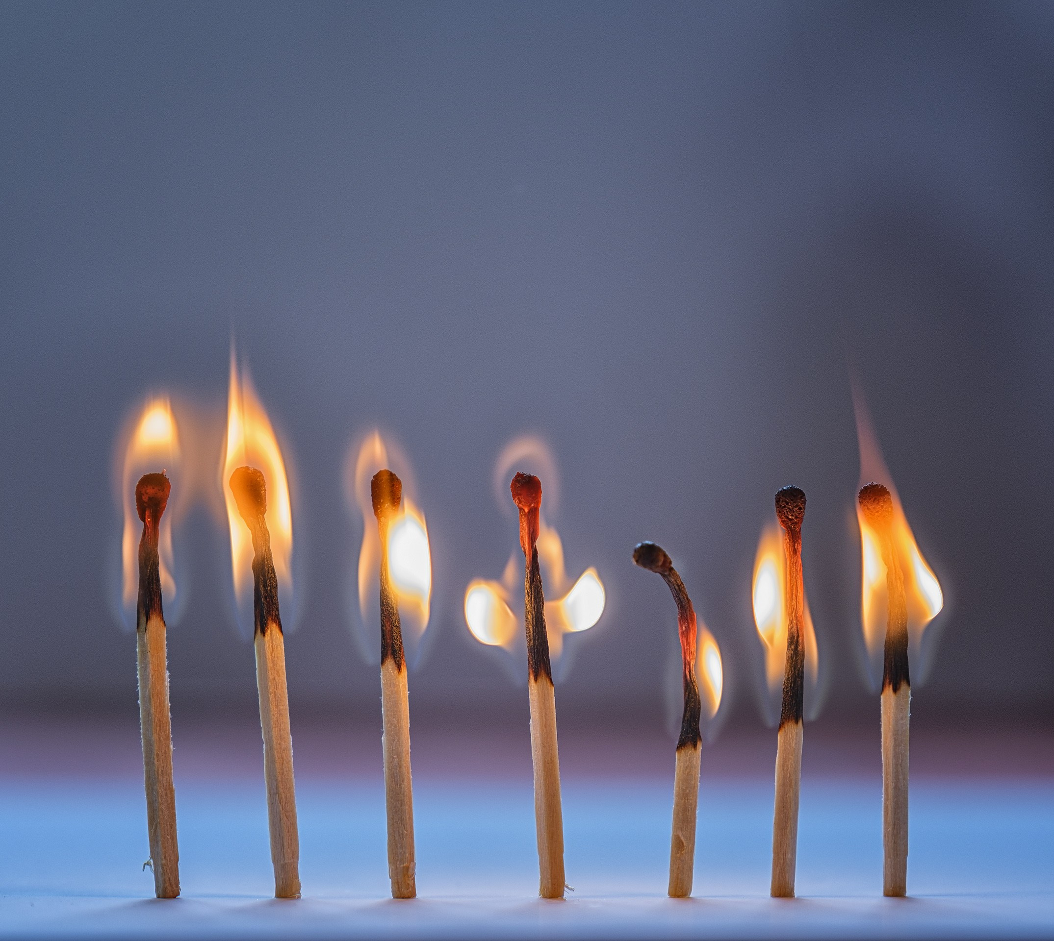 Горящие спички в зимний вечер.