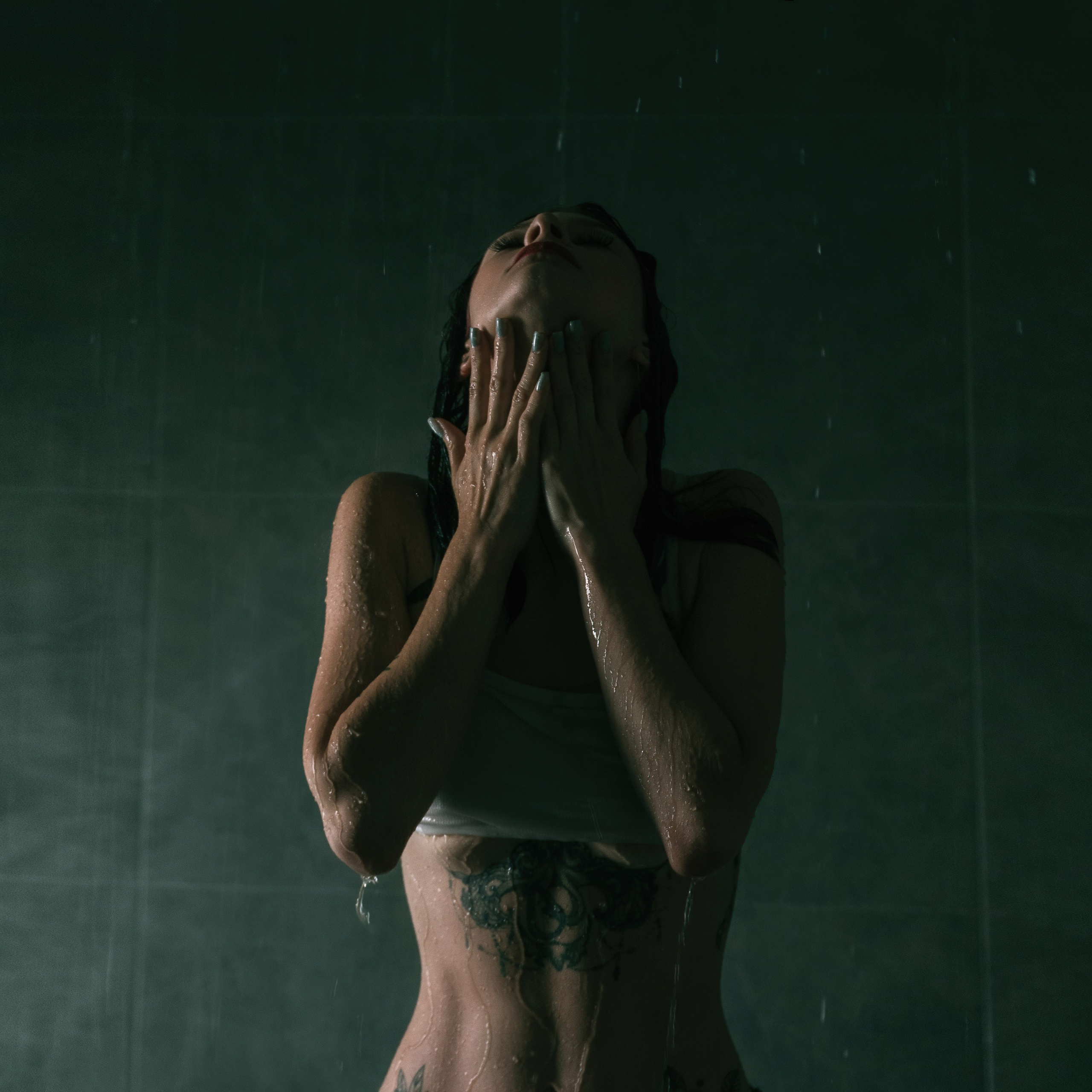 Фотосессия в душе, Хабаровск. Девушка под струями воды. Низкий ключ, боковое освещение.
