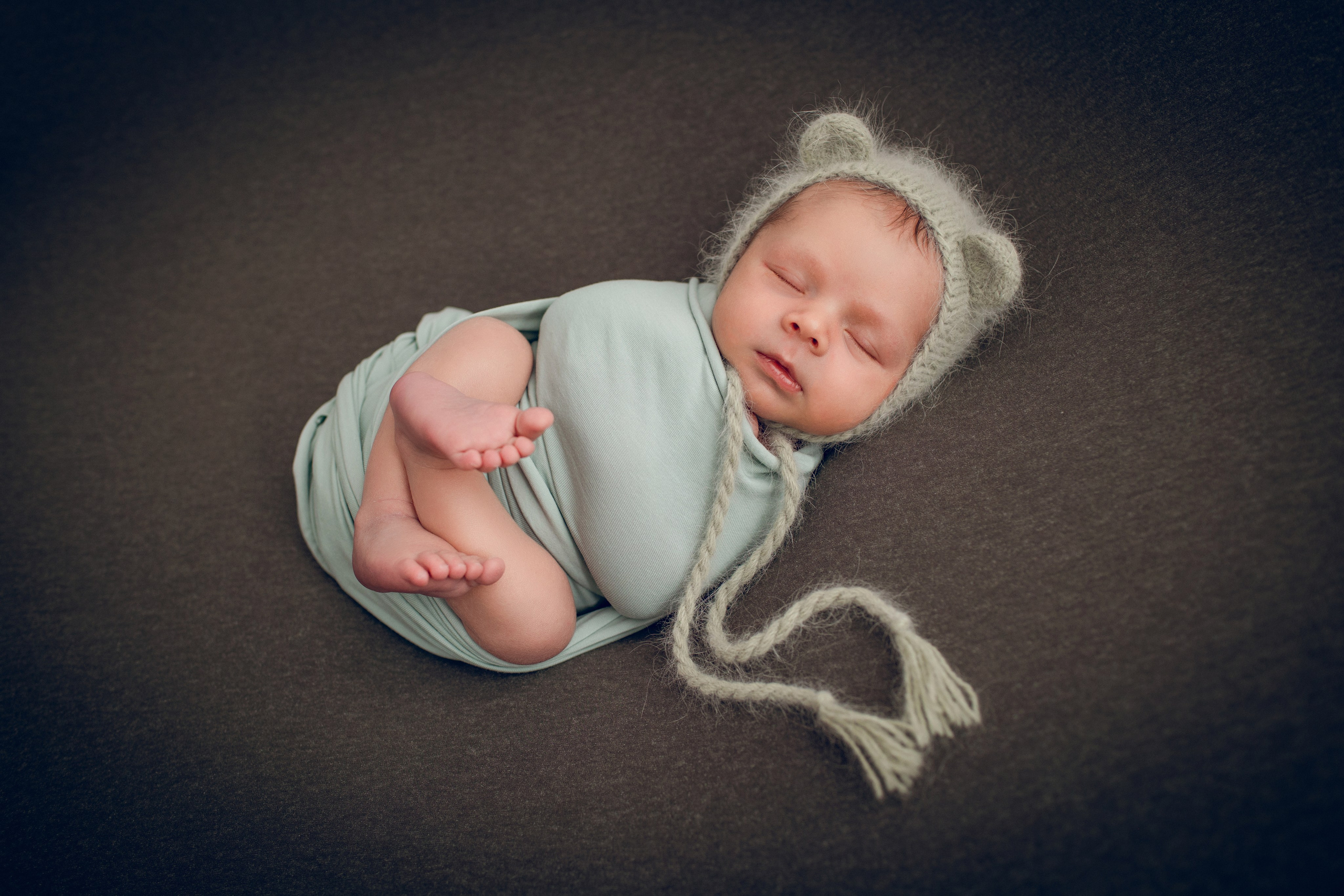 Newborn (фотосессия новорожденных). Фотостудия для новорожденных и малышей в Твери — На ручки