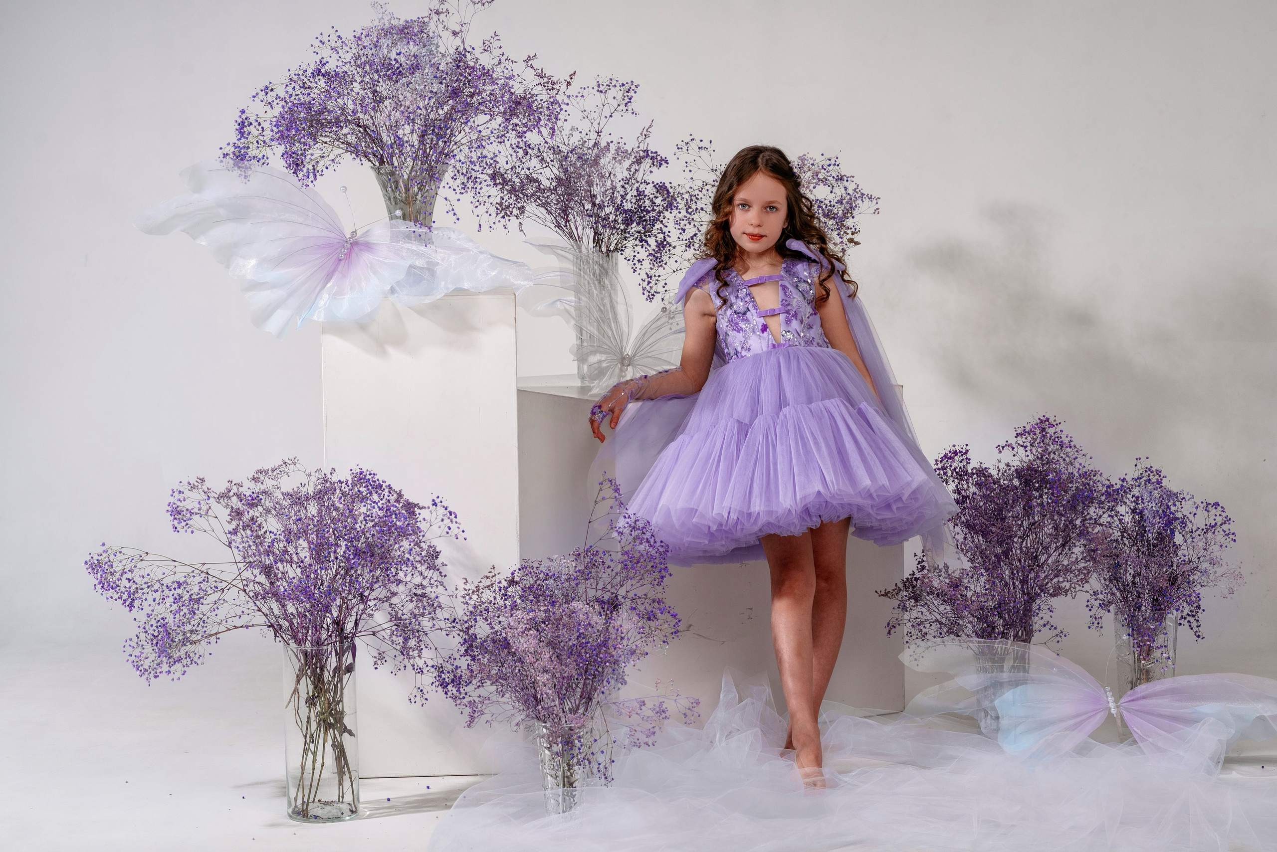 лавандовое платье, фиолетовая гипсофила, фотосессия в студии, фиолетовый